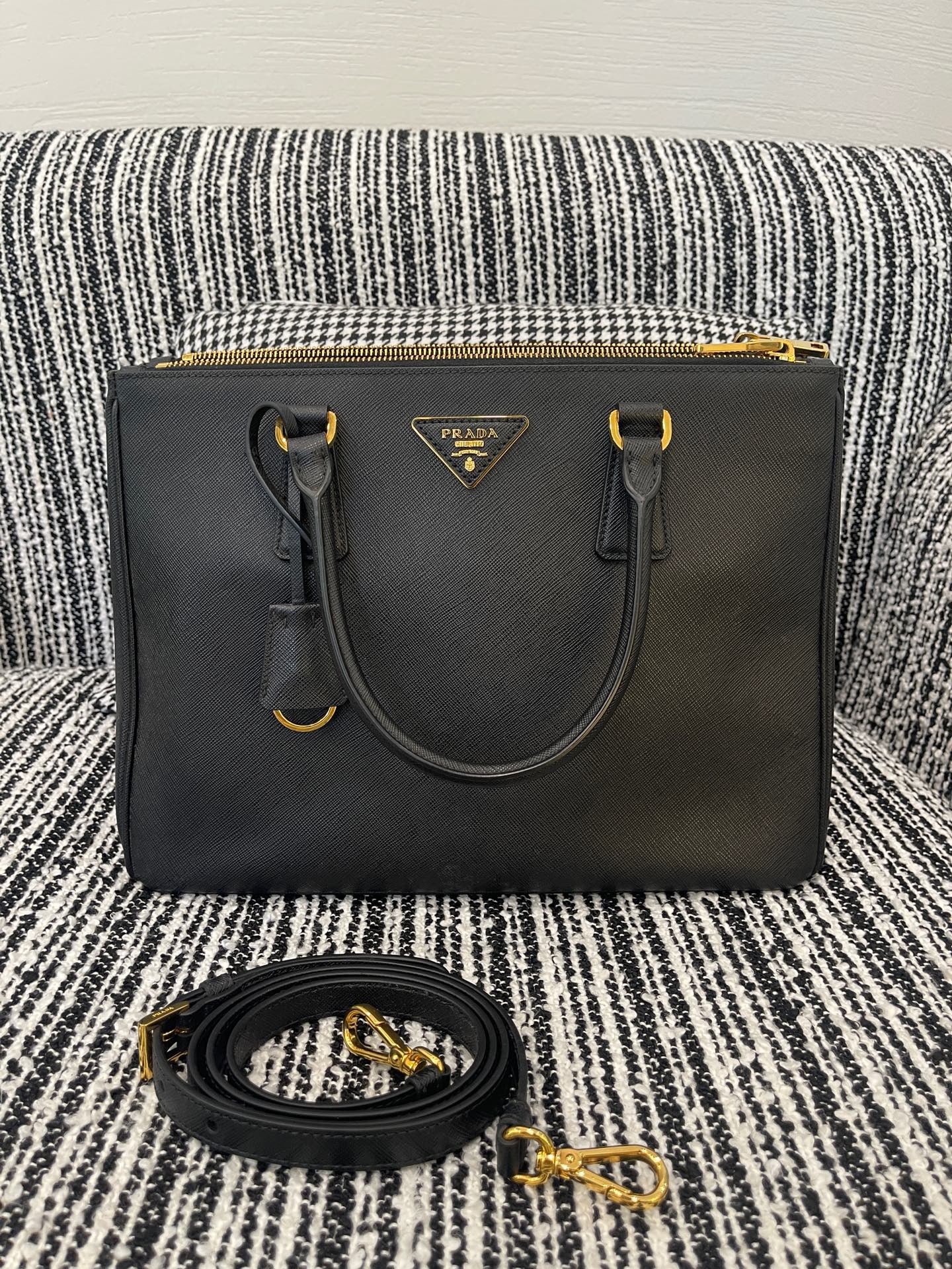 Prada - Saffiano Lux Tote - Saffiano leather - Black - (Medium)