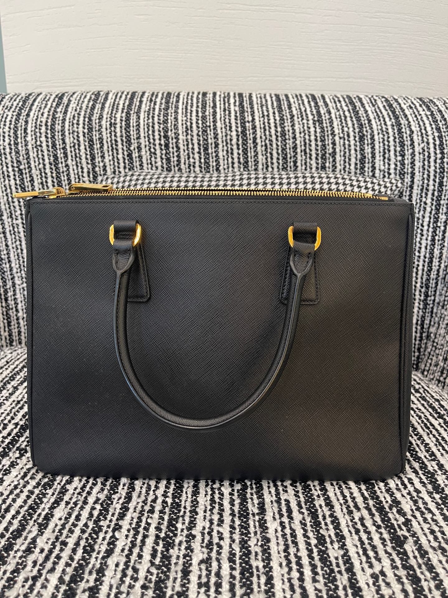 Prada - Saffiano Lux Tote - Saffiano leather - Black - (Medium)