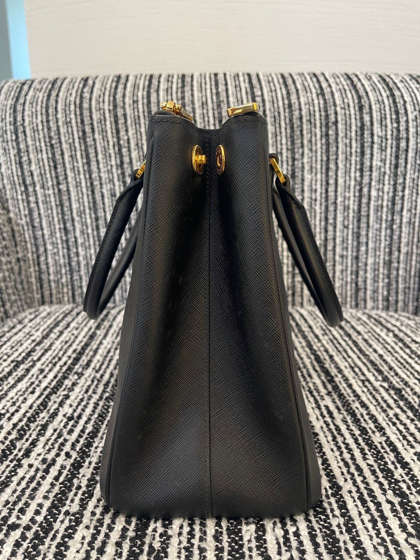 Prada - Saffiano Lux Tote - Saffiano leather - Black - (Medium)