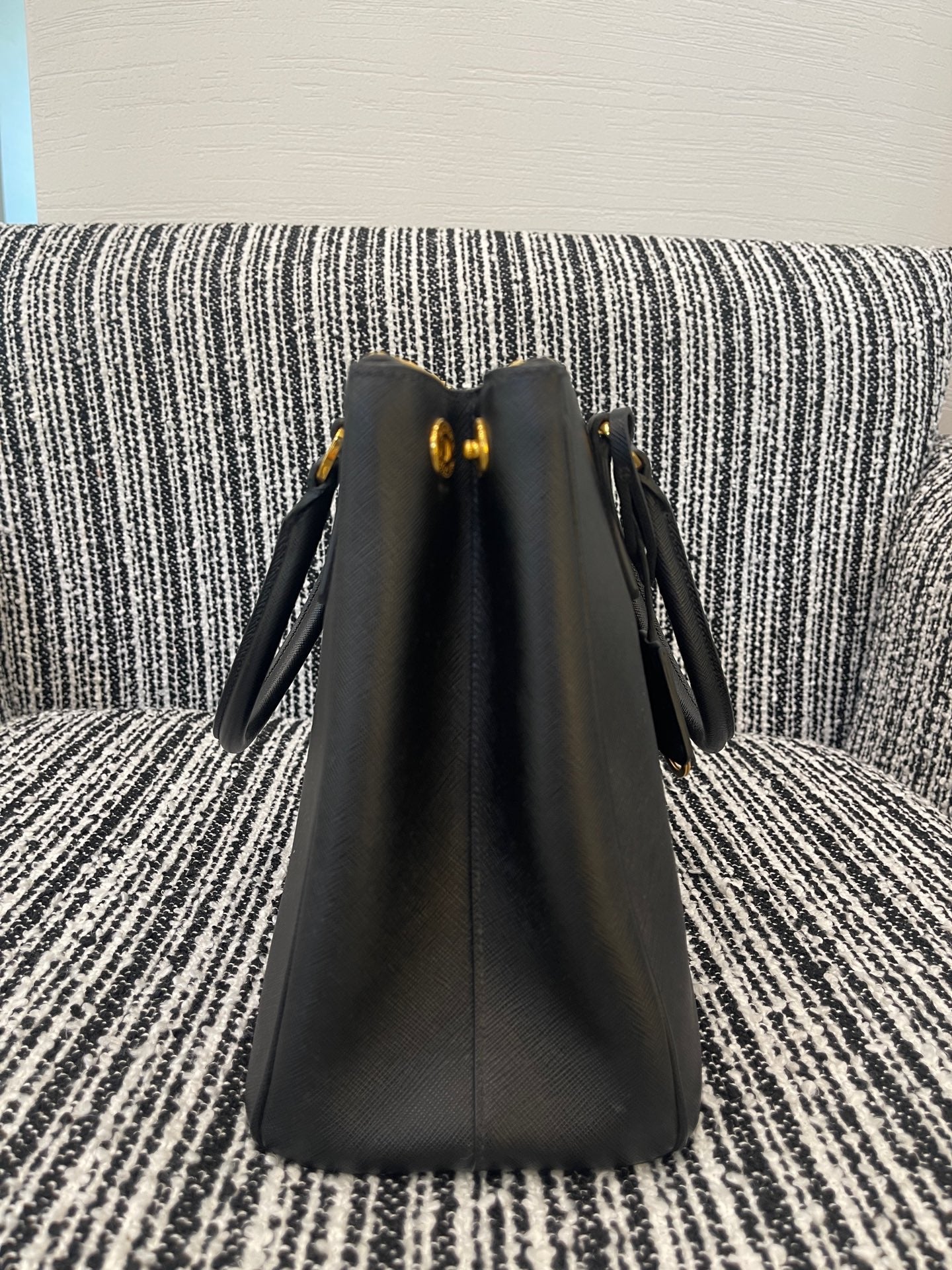 Prada - Saffiano Lux Tote - Saffiano leather - Black - (Medium)