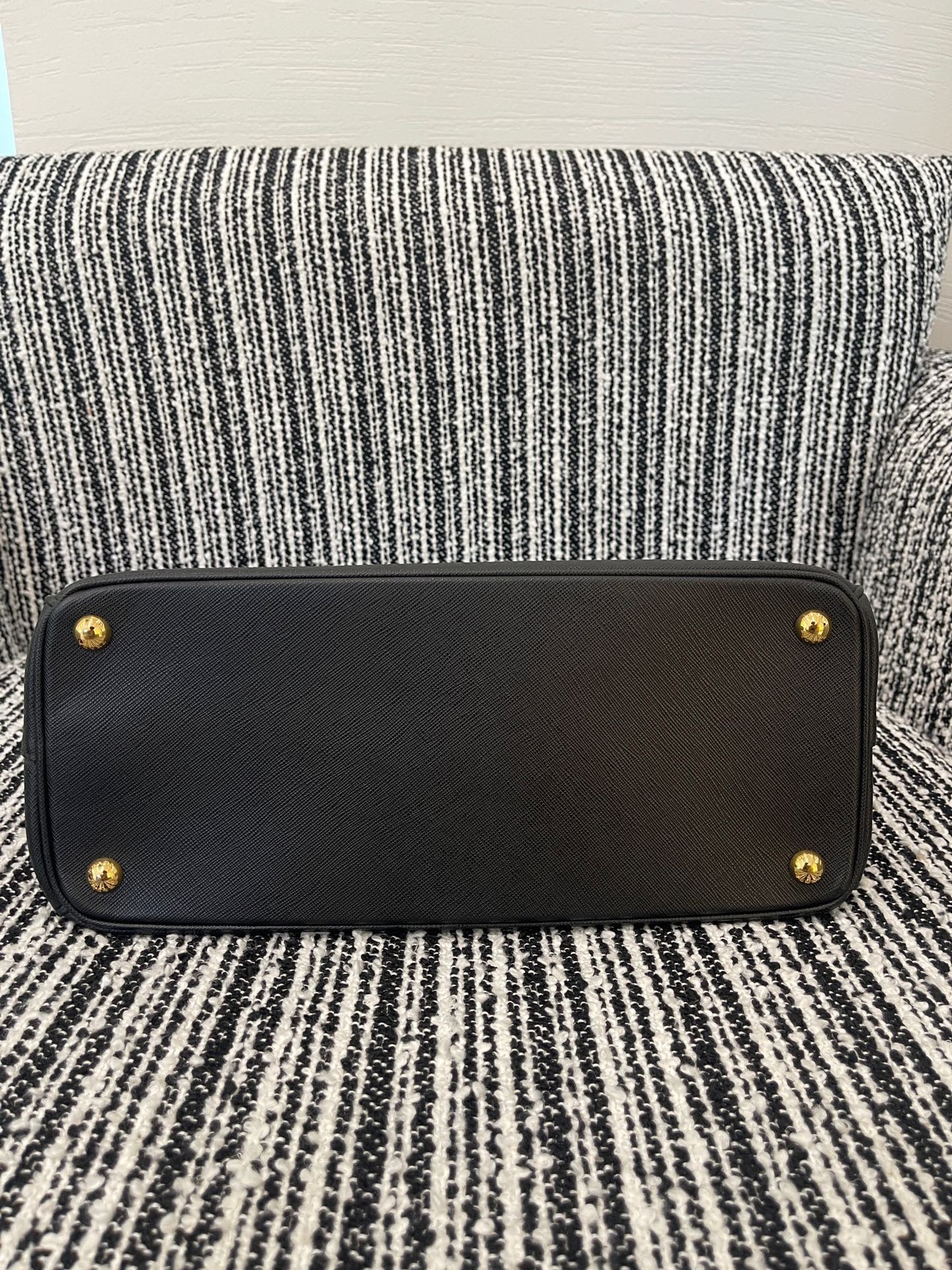 Prada - Saffiano Lux Tote - Saffiano leather - Black - (Medium)