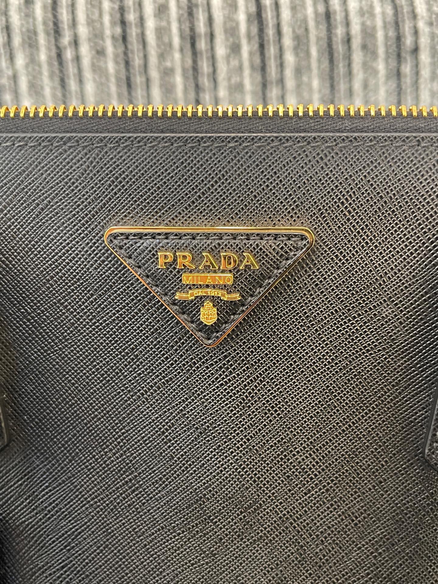 Prada - Saffiano Lux Tote - Saffiano leather - Black - (Medium)