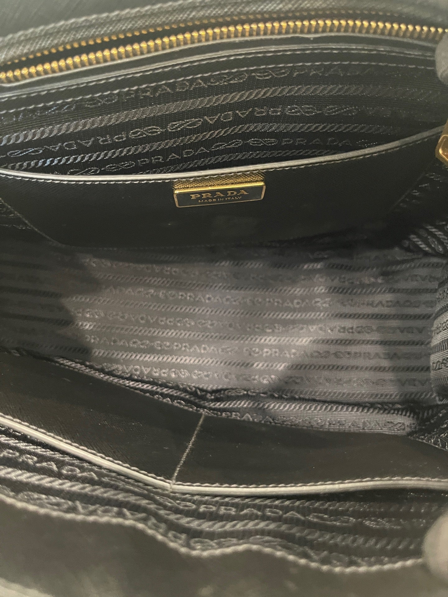 Prada - Saffiano Lux Tote - Saffiano leather - Black - (Medium)