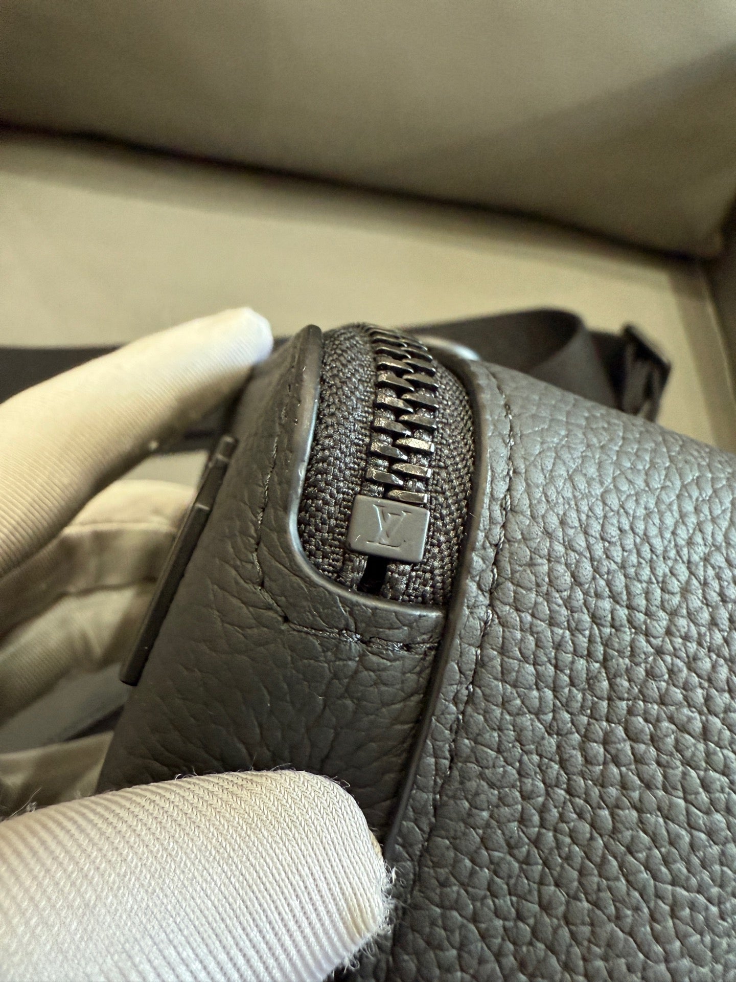 Louis Vuitton - Alpha Wearable - Leather - Black - (Mini)