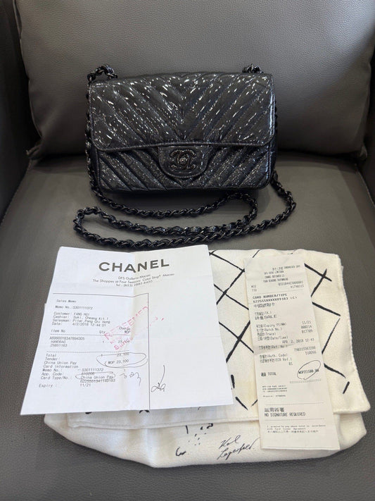 Chanel - Classic Flap Large Mini - Wrinkled patent leather - Black - (mini)