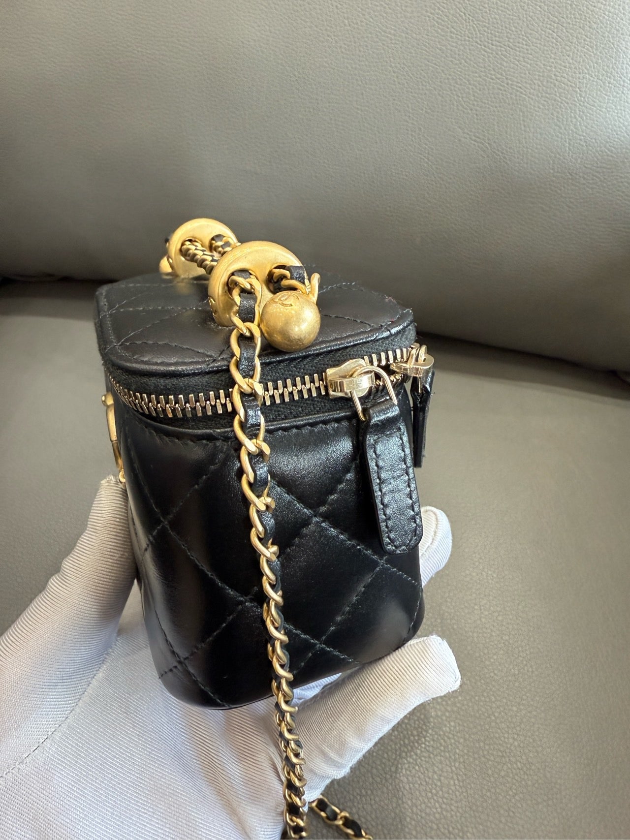 Chanel - Mini Vanity Case with Pearl Chain - Lambskin leather - Black with Gold-Tone Hardware - (mini)
