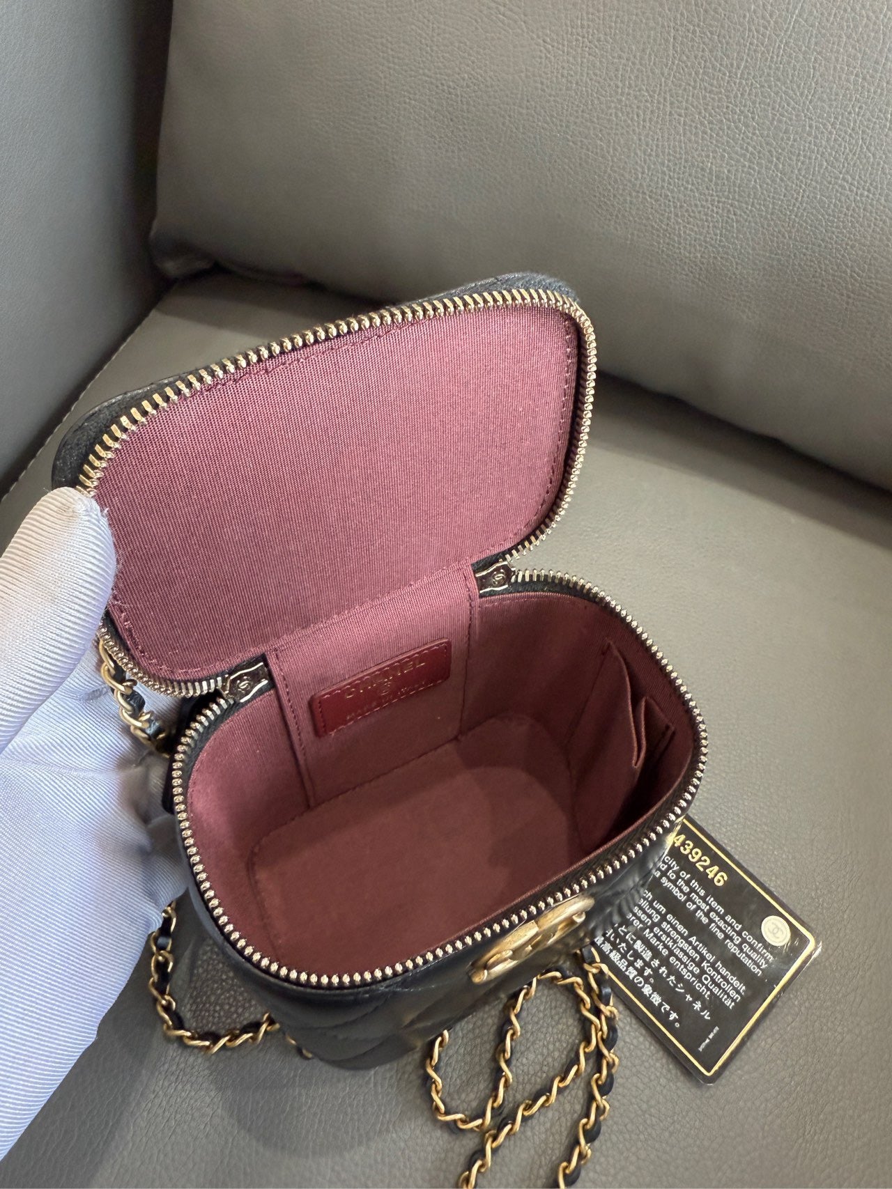 Chanel - Mini Vanity Case with Pearl Chain - Lambskin leather - Black with Gold-Tone Hardware - (mini)