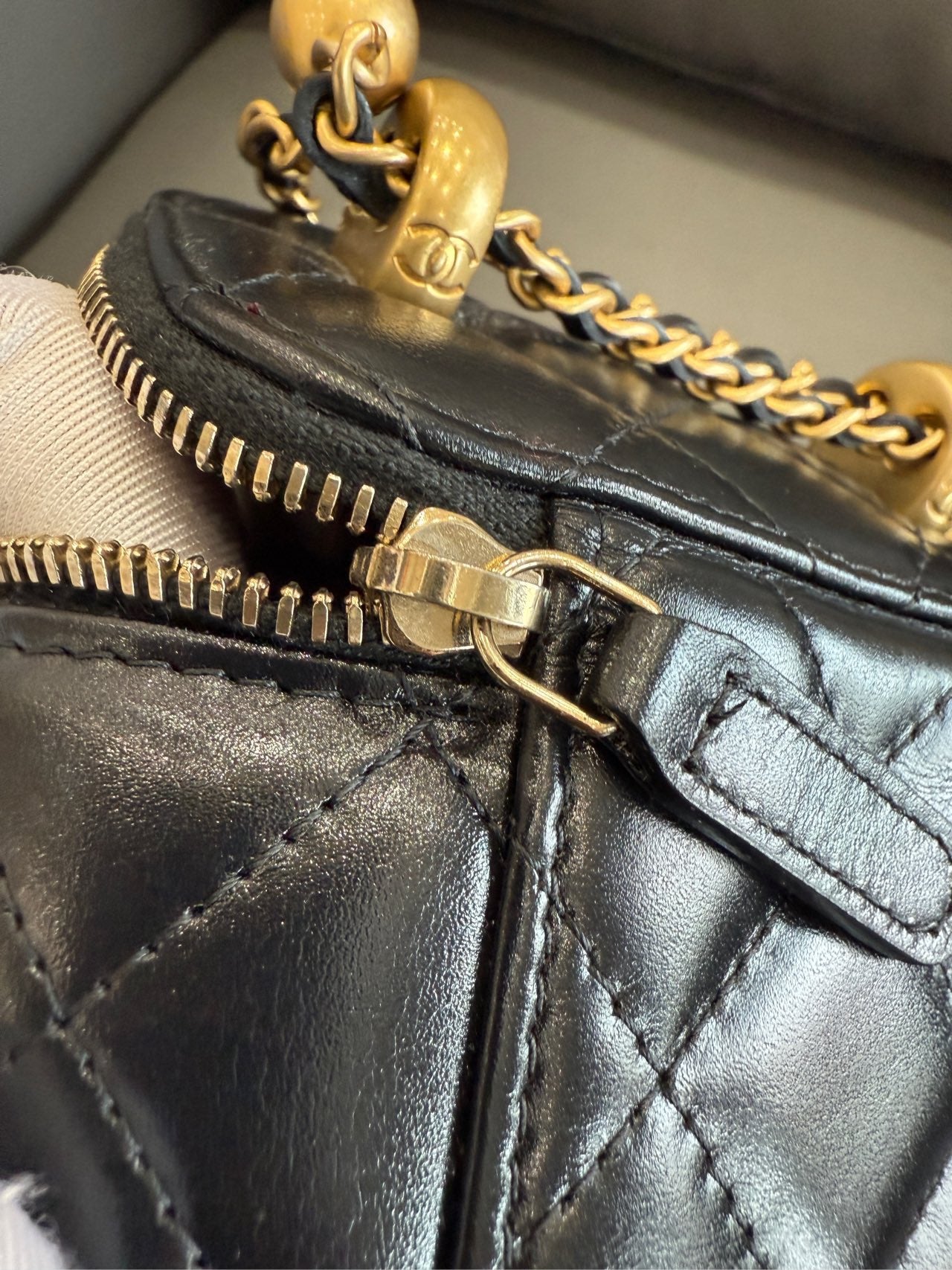 Chanel - Mini Vanity Case with Pearl Chain - Lambskin leather - Black with Gold-Tone Hardware - (mini)