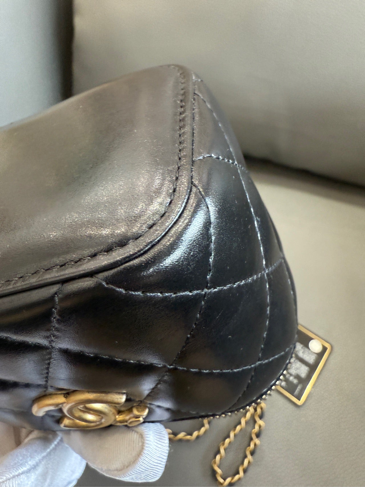 Chanel - Mini Vanity Case with Pearl Chain - Lambskin leather - Black with Gold-Tone Hardware - (mini)