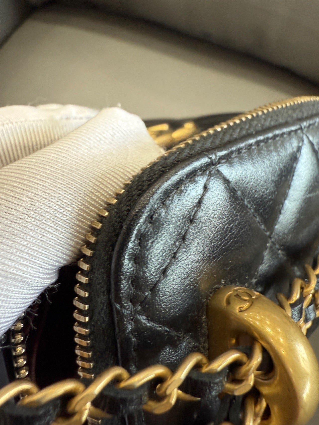 Chanel - Mini Vanity Case with Pearl Chain - Lambskin leather - Black with Gold-Tone Hardware - (mini)
