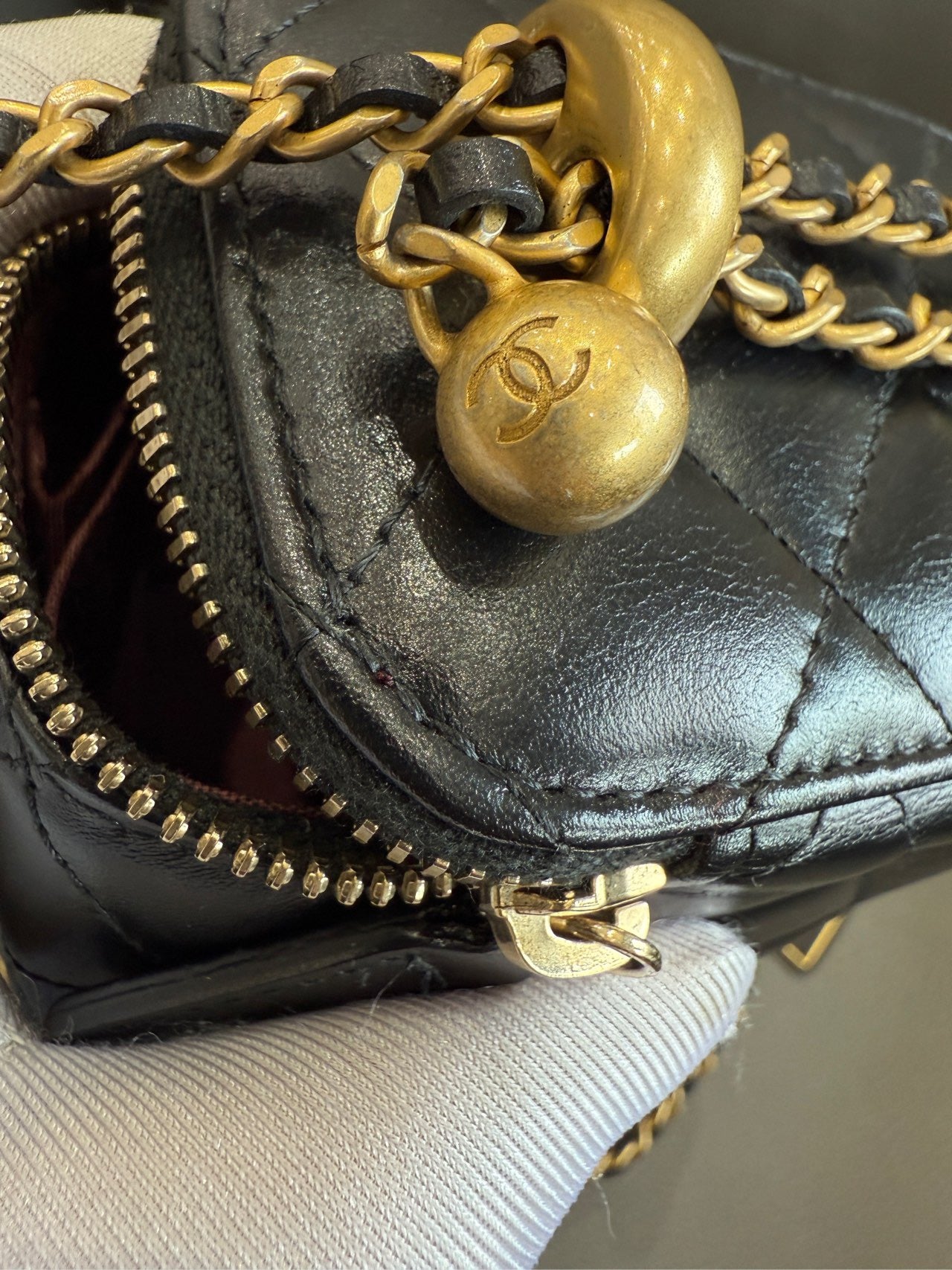 Chanel - Mini Vanity Case with Pearl Chain - Lambskin leather - Black with Gold-Tone Hardware - (mini)