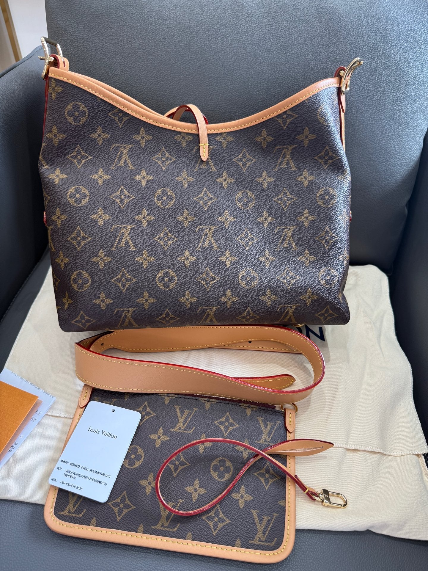 Louis Vuitton - Carryall PM - Monogram coated canvas with natural Vachetta leather trim and microfibre lining - Brown - (Small)