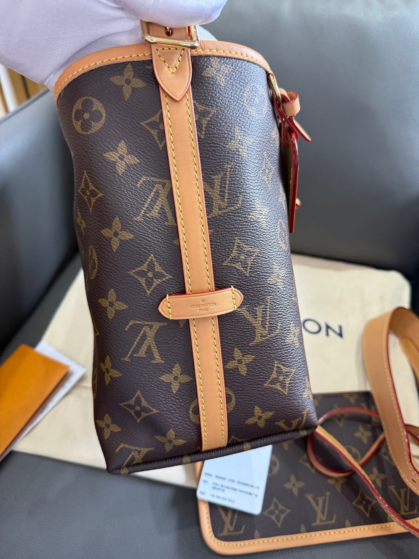 Louis Vuitton - Carryall PM - Monogram coated canvas with natural Vachetta leather trim and microfibre lining - Brown - (Small)