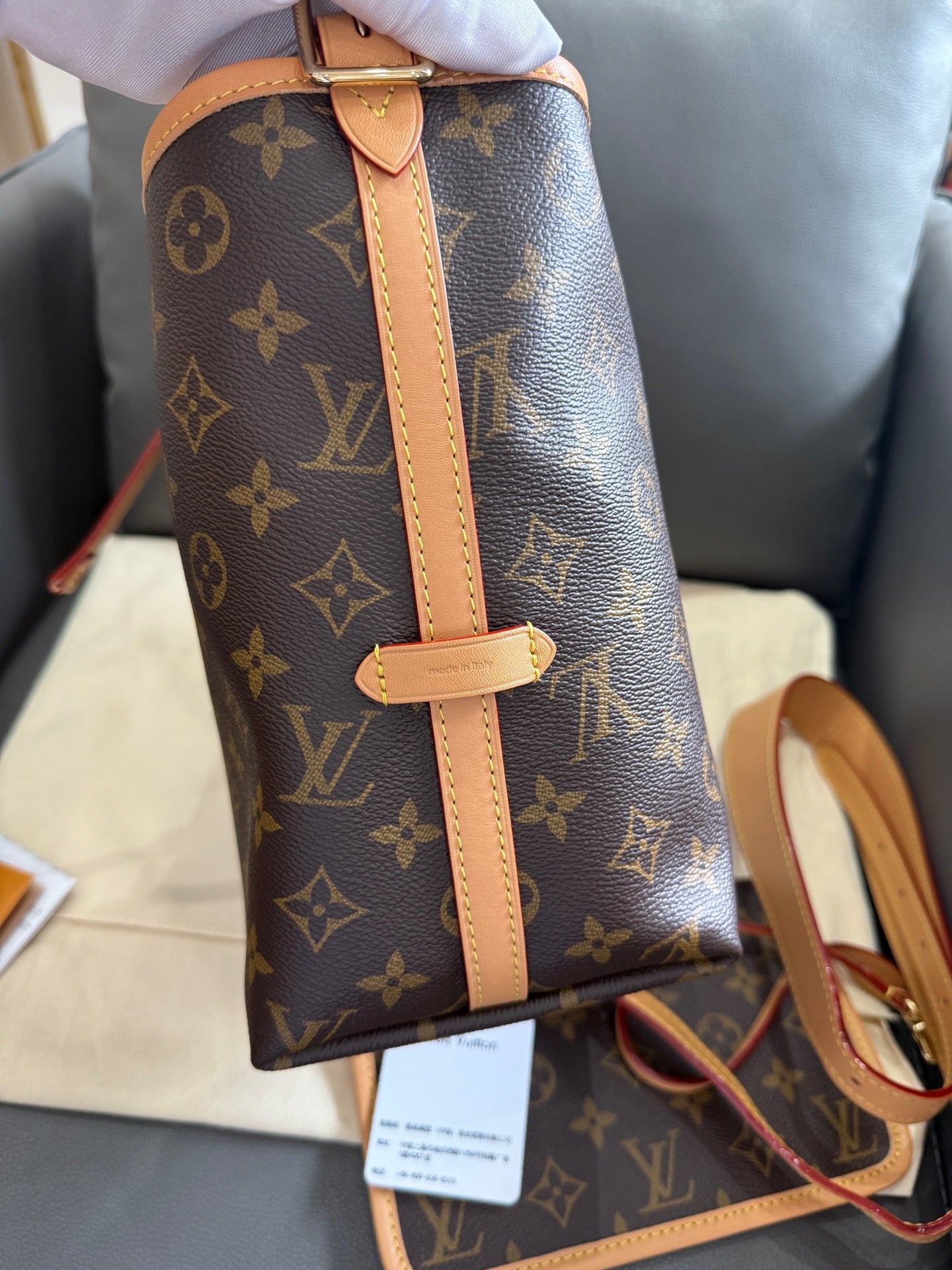 Louis Vuitton - Carryall PM - Monogram coated canvas with natural Vachetta leather trim and microfibre lining - Brown - (Small)