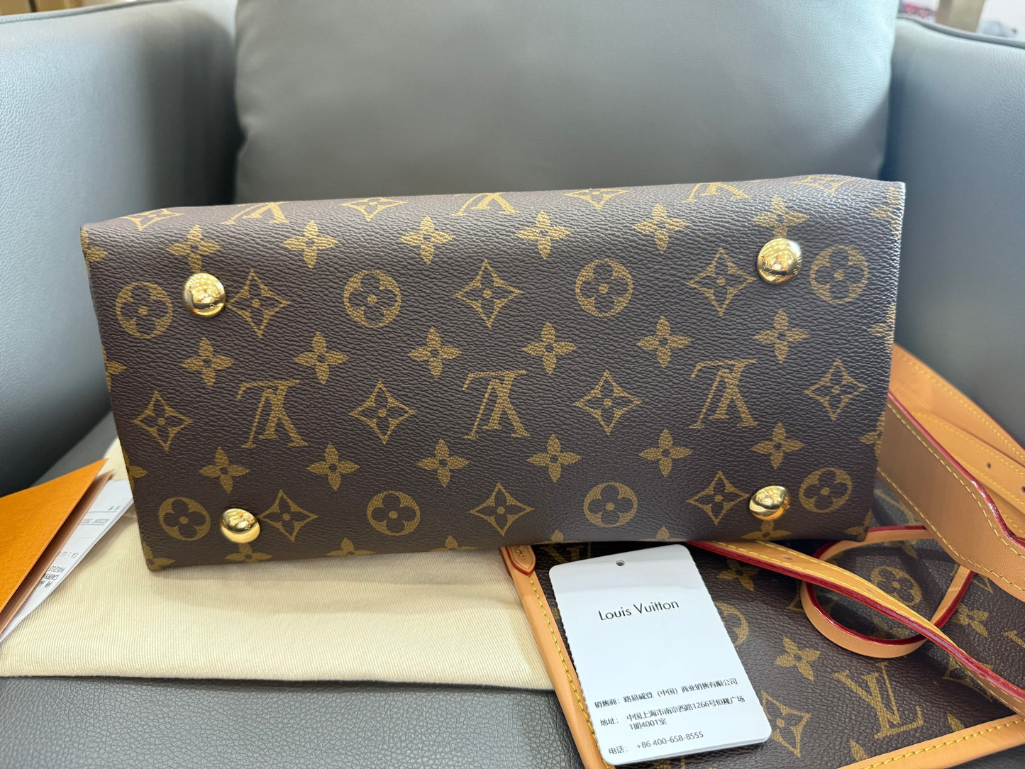 Louis Vuitton - Carryall PM - Monogram coated canvas with natural Vachetta leather trim and microfibre lining - Brown - (Small)