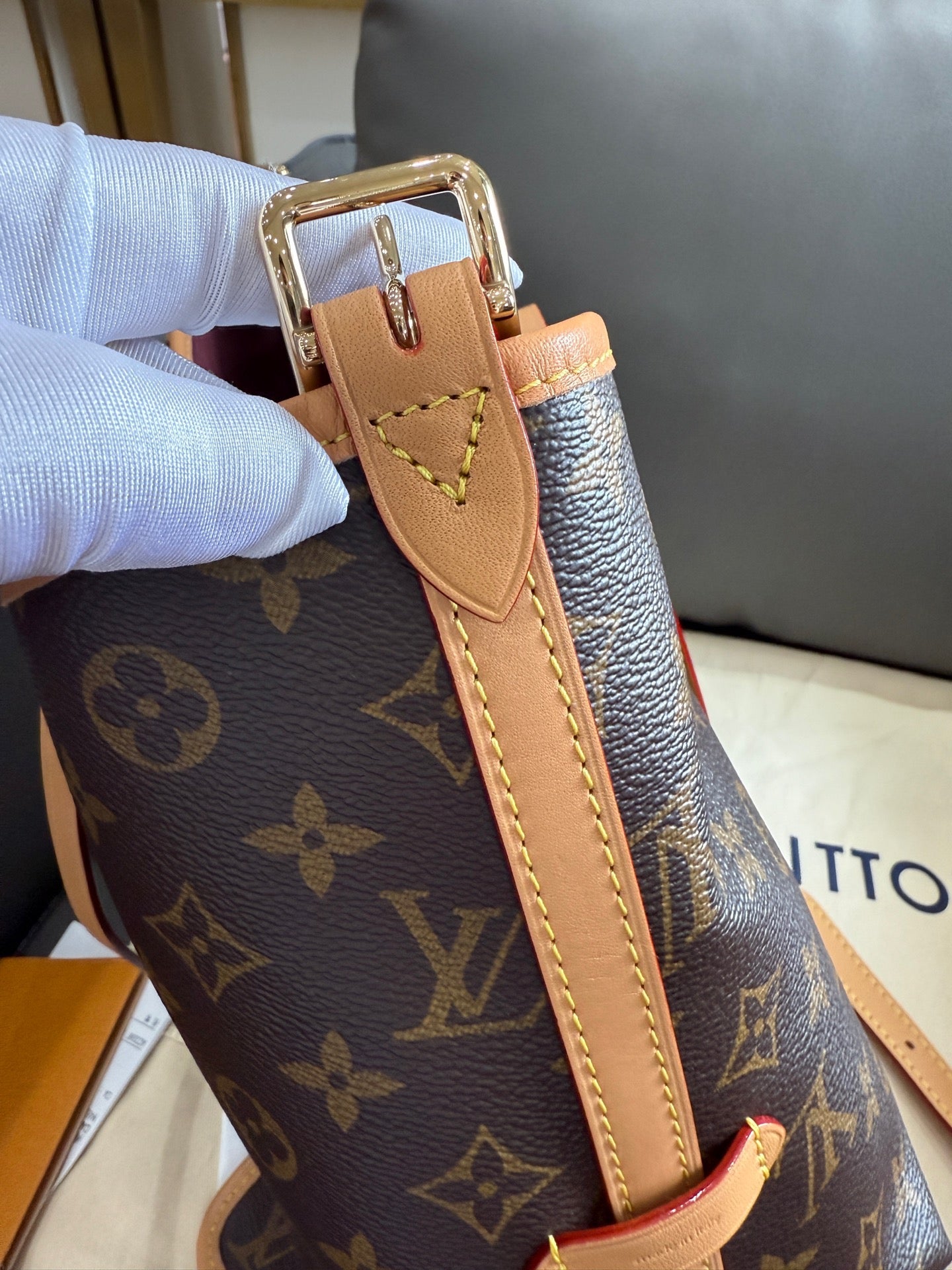 Louis Vuitton - Carryall PM - Monogram coated canvas with natural Vachetta leather trim and microfibre lining - Brown - (Small)
