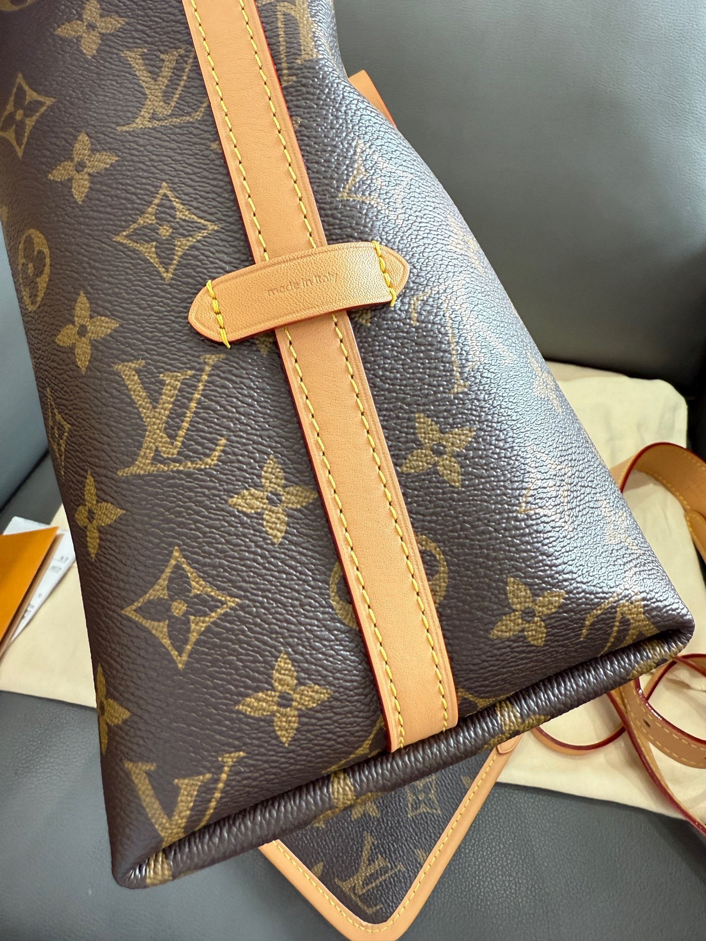 Louis Vuitton - Carryall PM - Monogram coated canvas with natural Vachetta leather trim and microfibre lining - Brown - (Small)