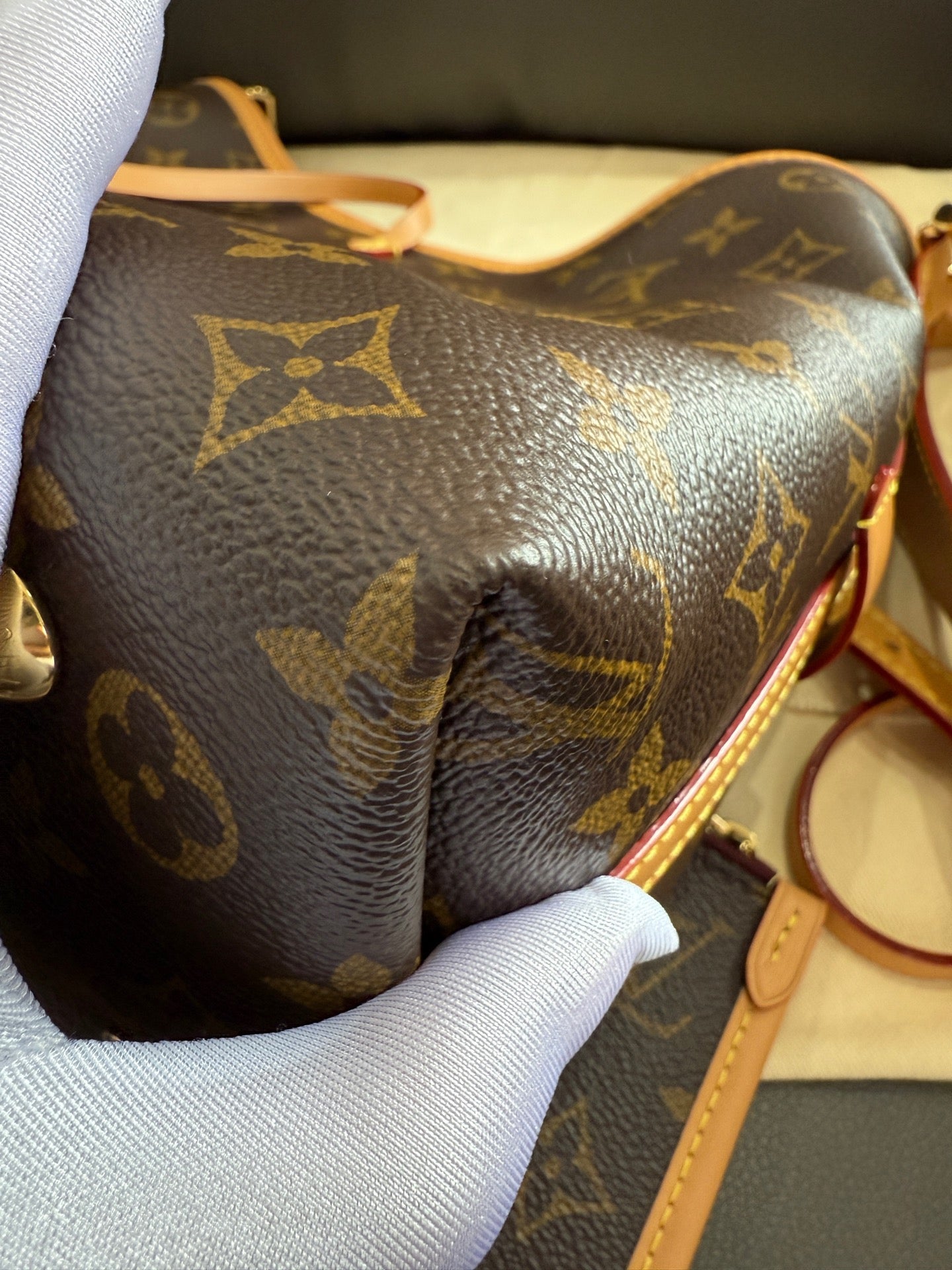 Louis Vuitton - Carryall PM - Monogram coated canvas with natural Vachetta leather trim and microfibre lining - Brown - (Small)