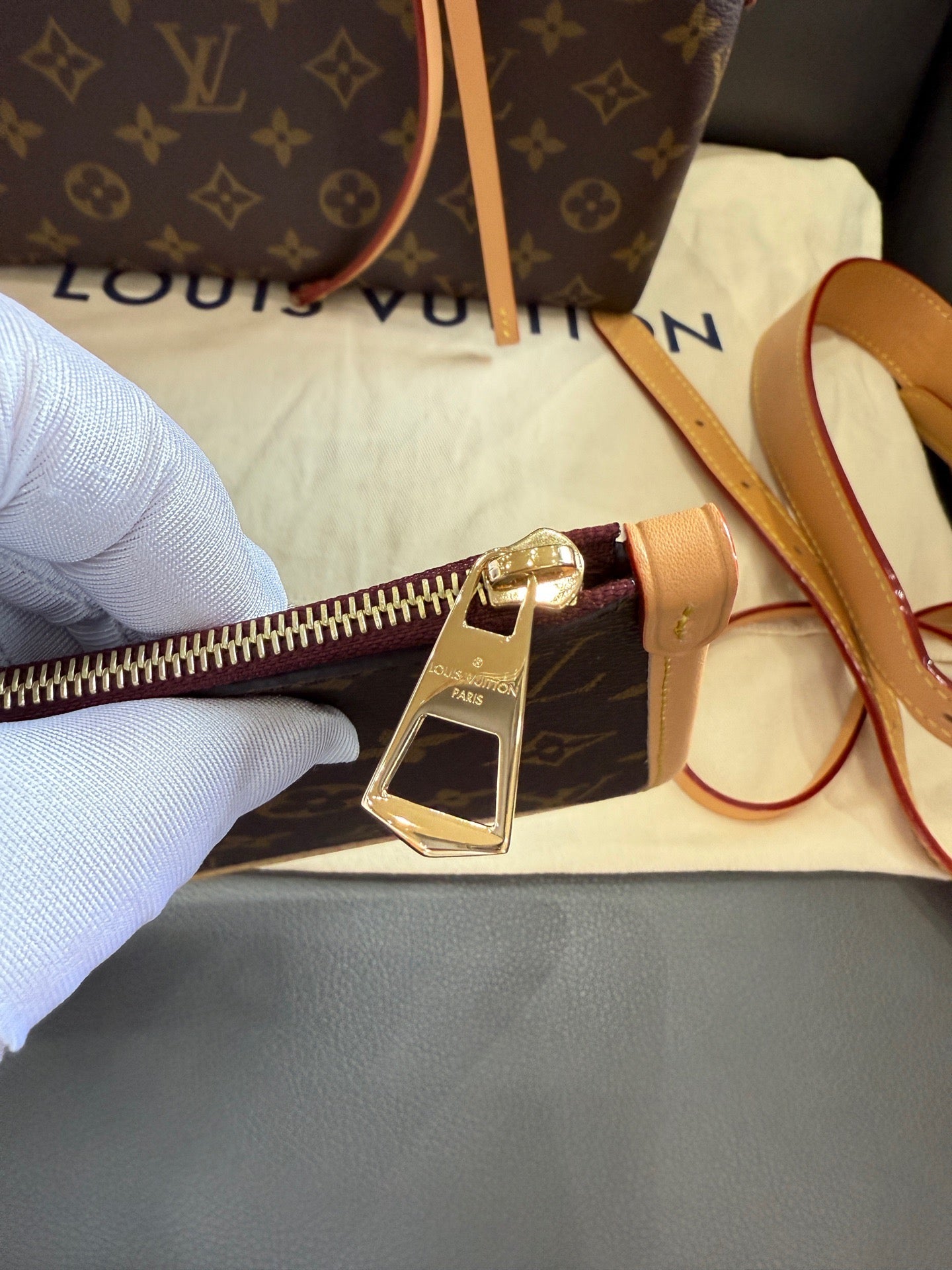 Louis Vuitton - Carryall PM - Monogram coated canvas with natural Vachetta leather trim and microfibre lining - Brown - (Small)