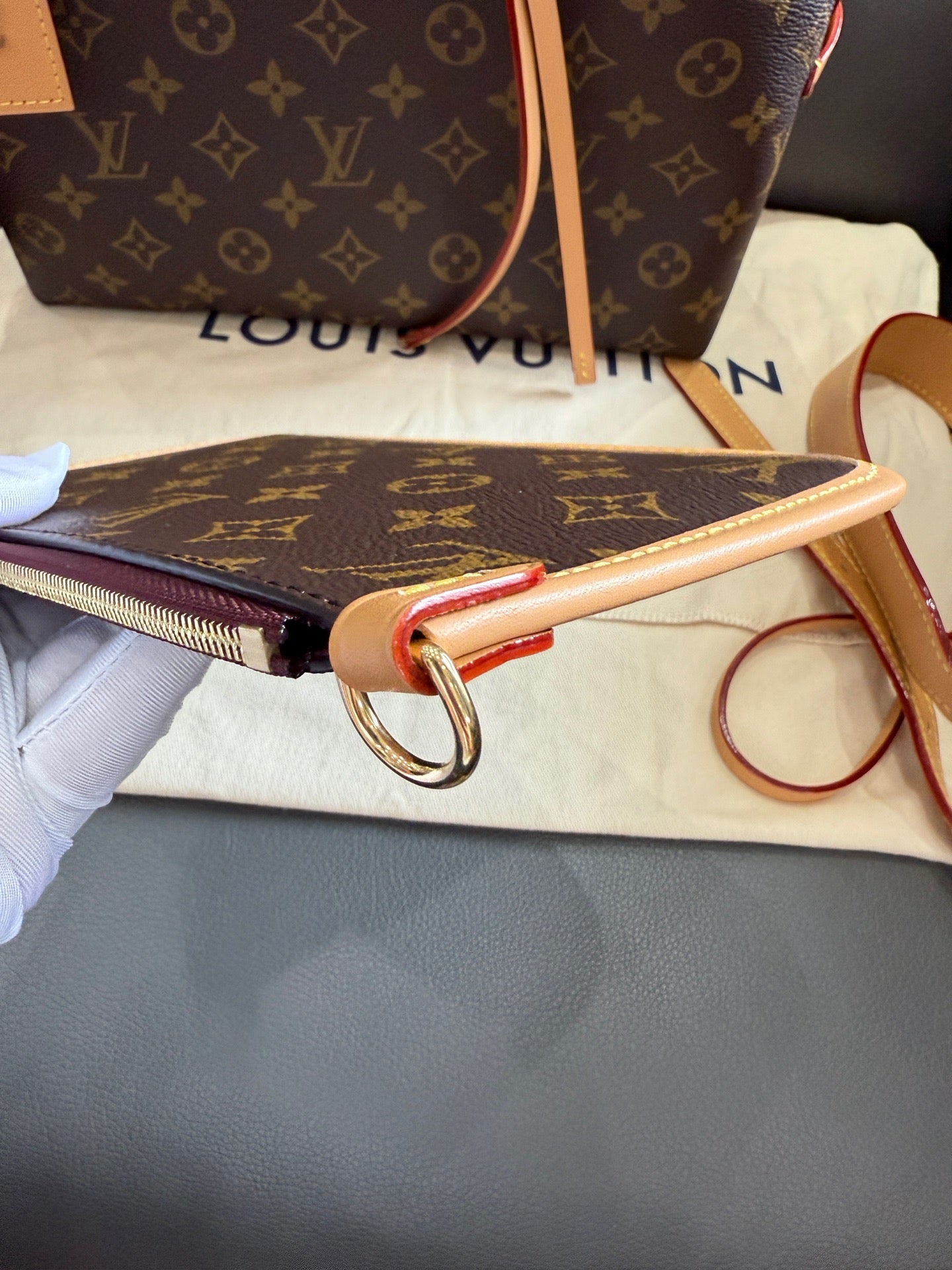 Louis Vuitton - Carryall PM - Monogram coated canvas with natural Vachetta leather trim and microfibre lining - Brown - (Small)