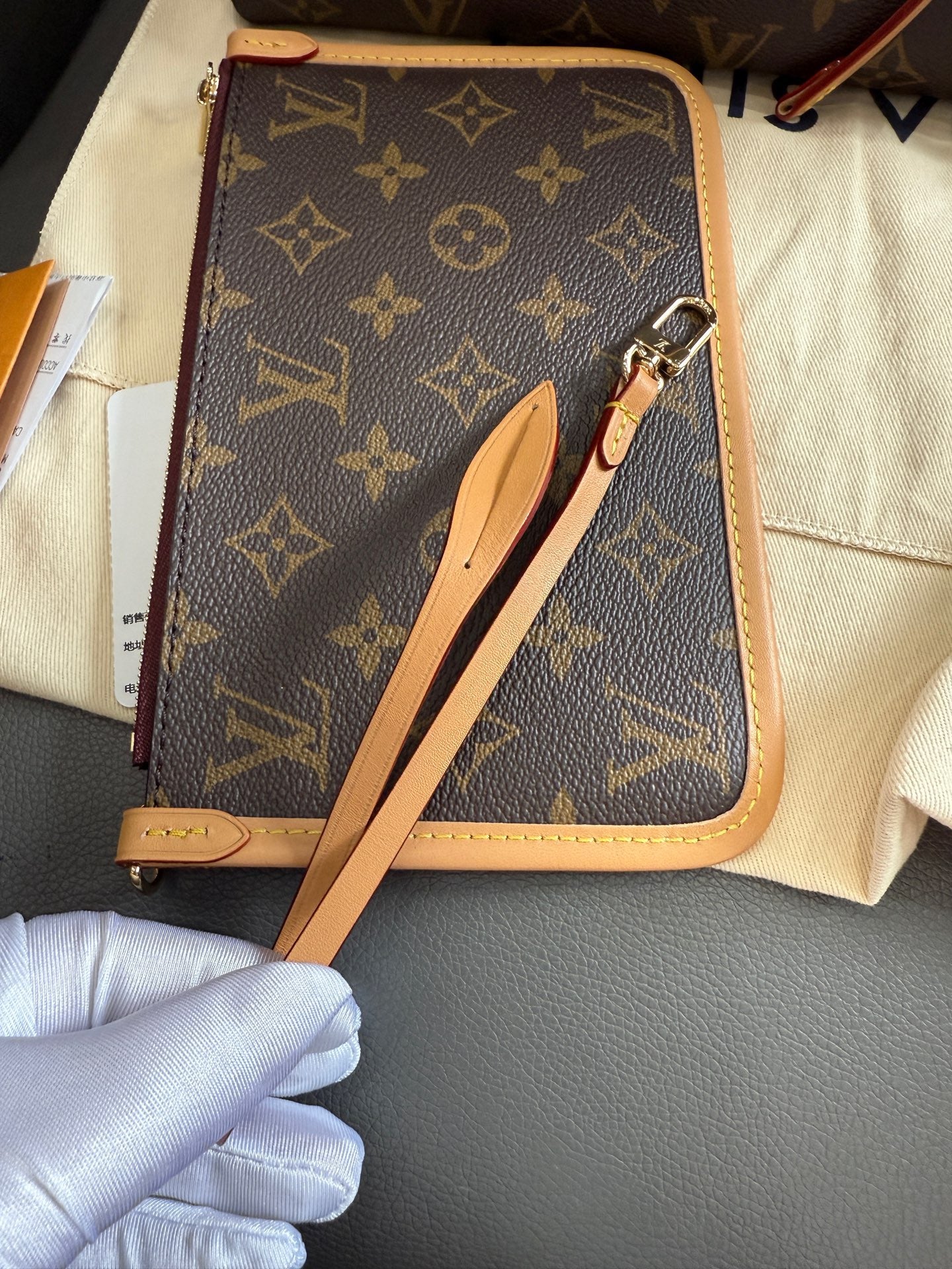 Louis Vuitton - Carryall PM - Monogram coated canvas with natural Vachetta leather trim and microfibre lining - Brown - (Small)