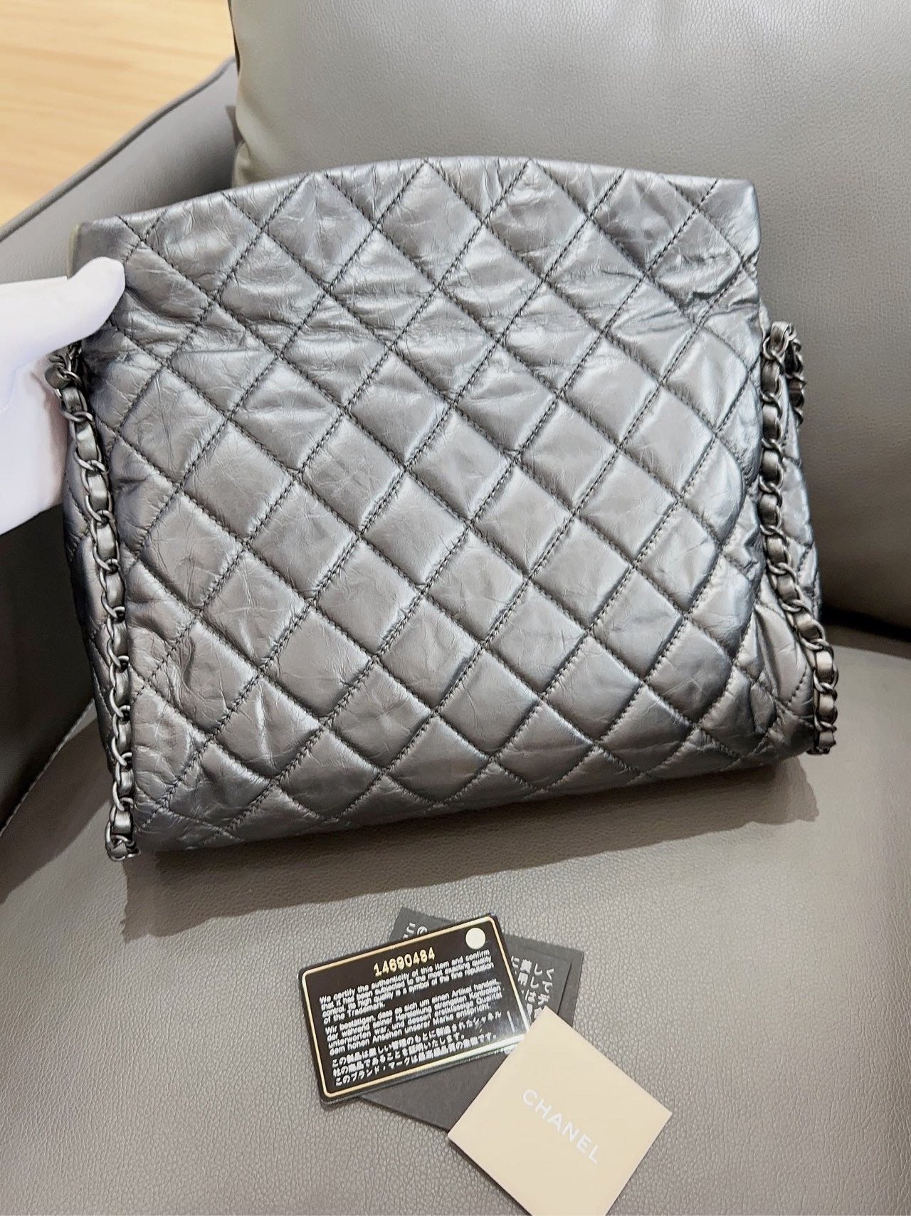 Chanel - Hobo Bag - Crumpled Pealized Calfskin Leather - Silver Grey - (Medium)