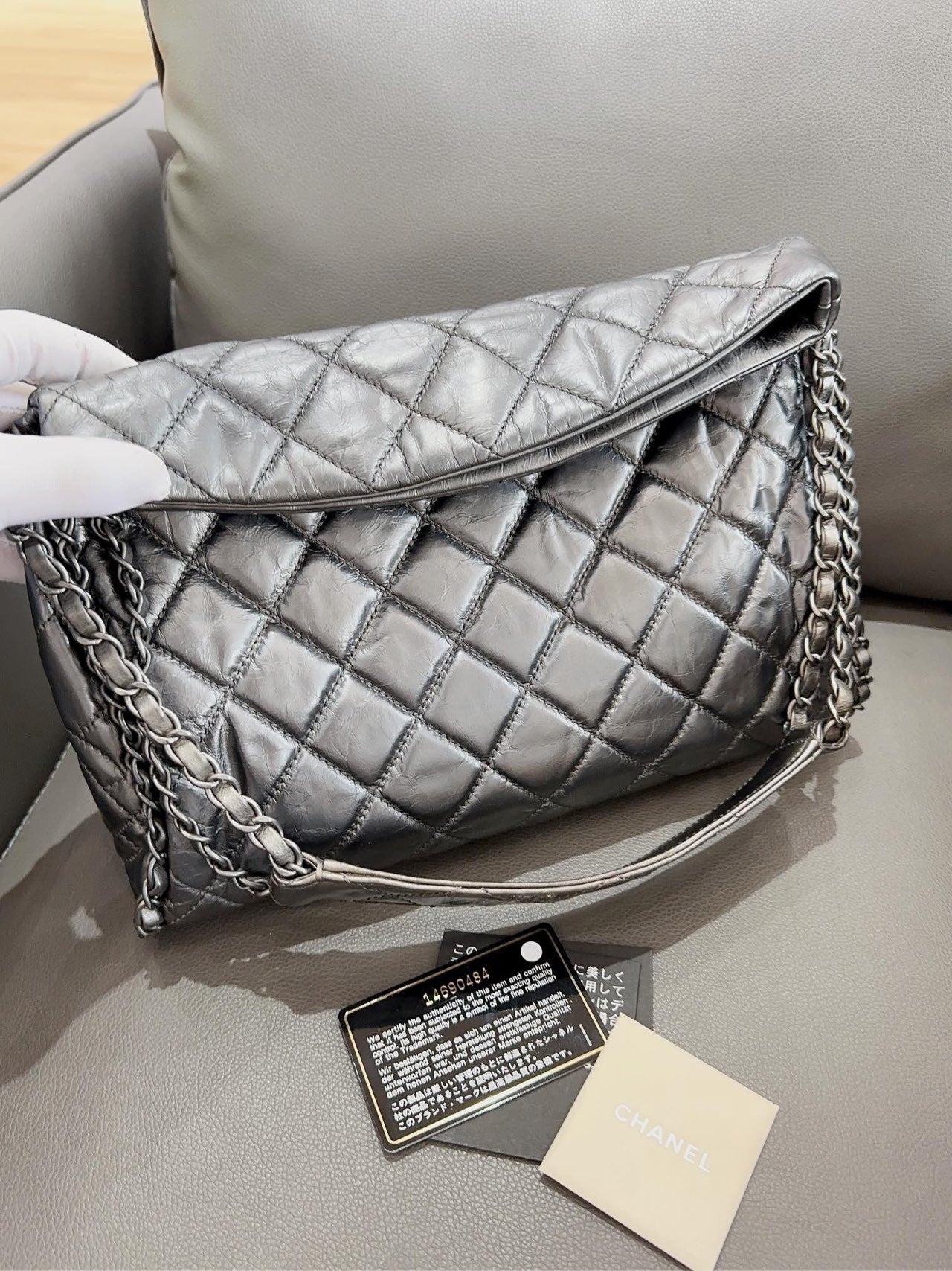 Chanel - Hobo Bag - Crumpled Pealized Calfskin Leather - Silver Grey - (Medium)