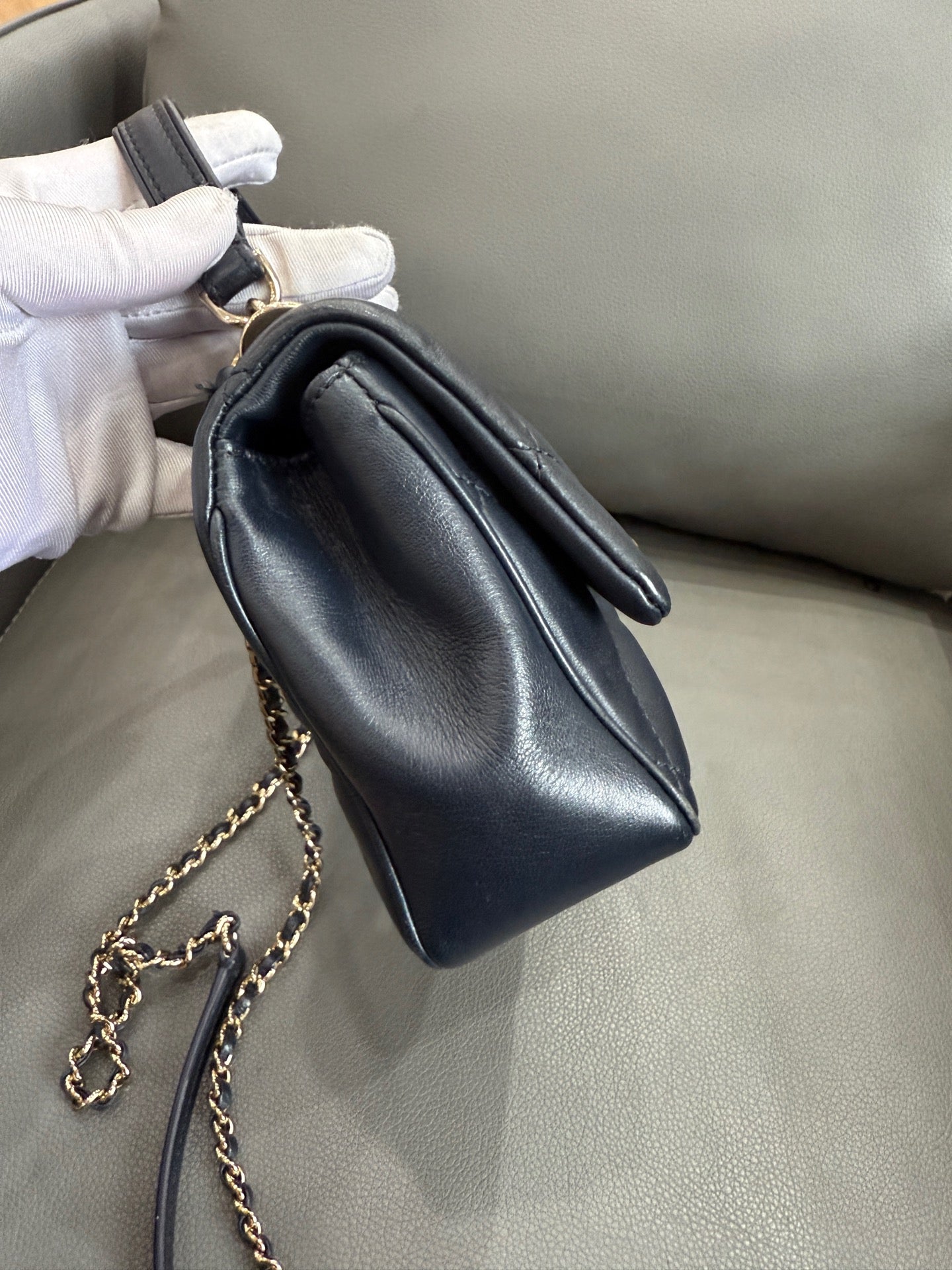 Chanel - Chanel 19 Top Handle Flap Bag - Lambskin leather - Navy Blue - (Small)