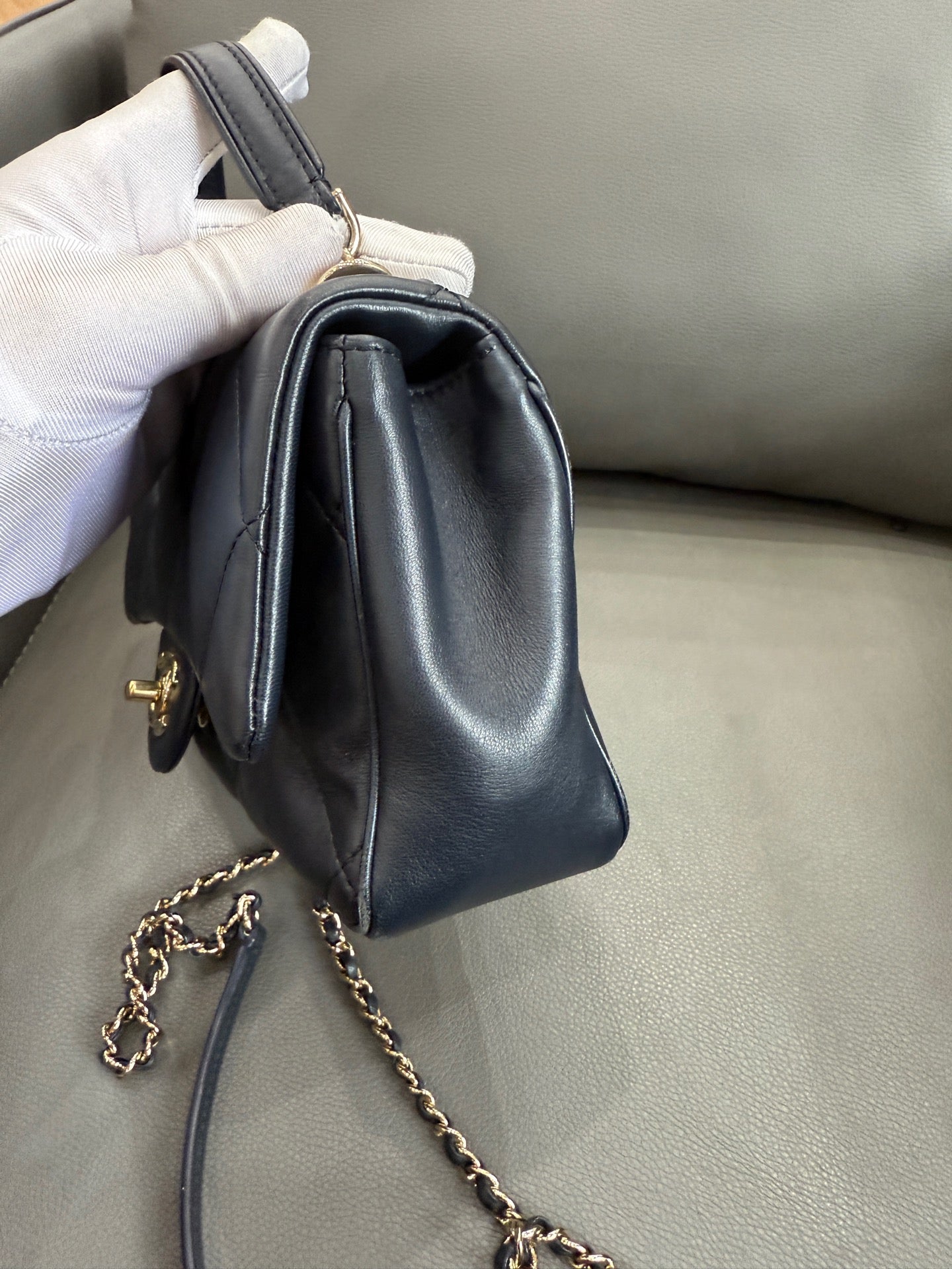 Chanel - Chanel 19 Top Handle Flap Bag - Lambskin leather - Navy Blue - (Small)