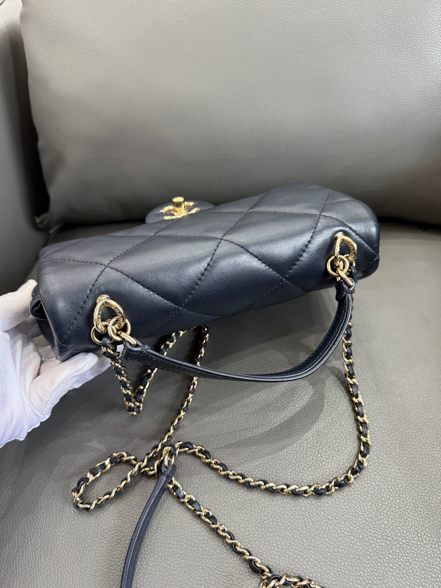 Chanel - Chanel 19 Top Handle Flap Bag - Lambskin leather - Navy Blue - (Small)