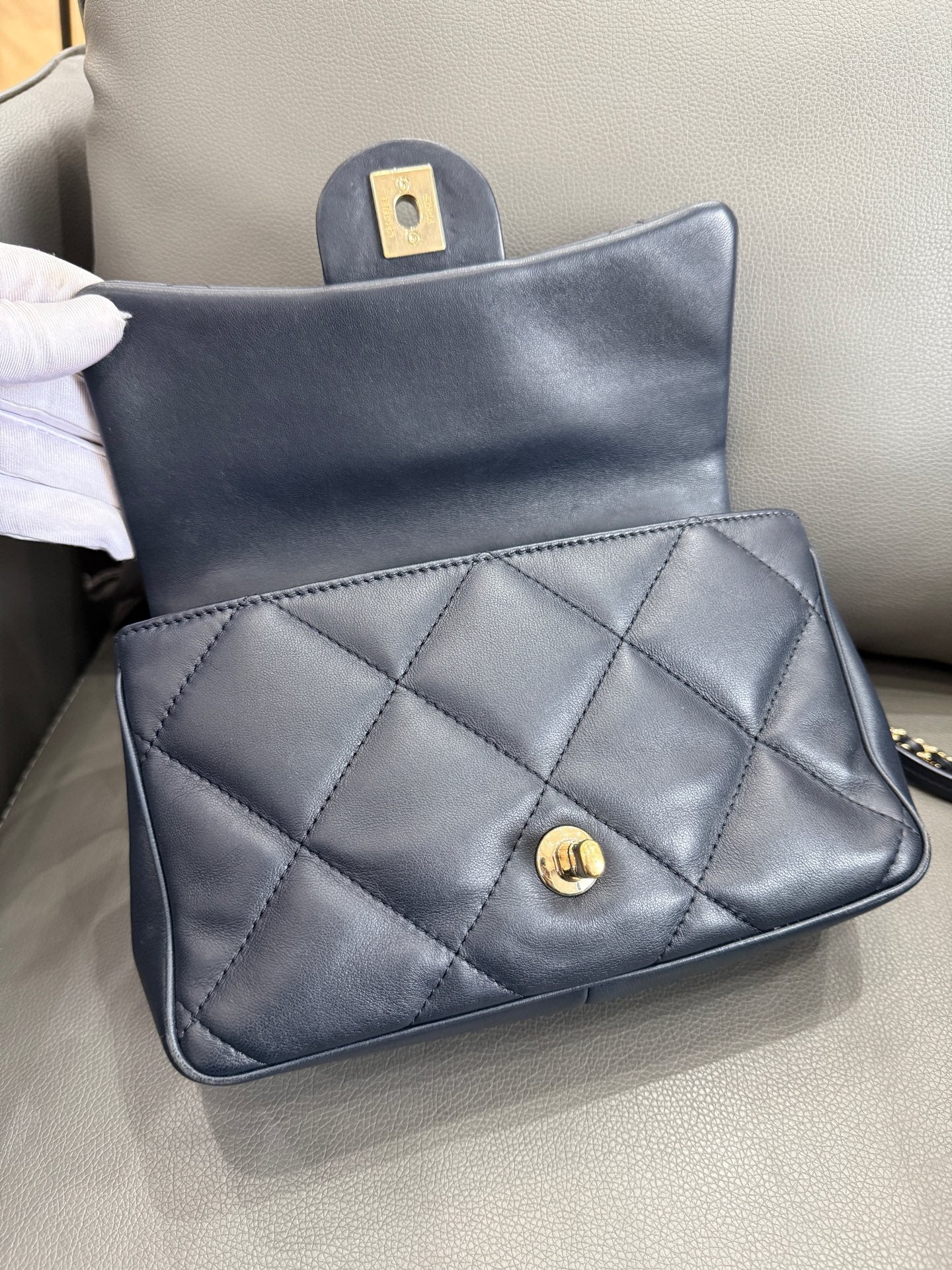 Chanel - Chanel 19 Top Handle Flap Bag - Lambskin leather - Navy Blue - (Small)