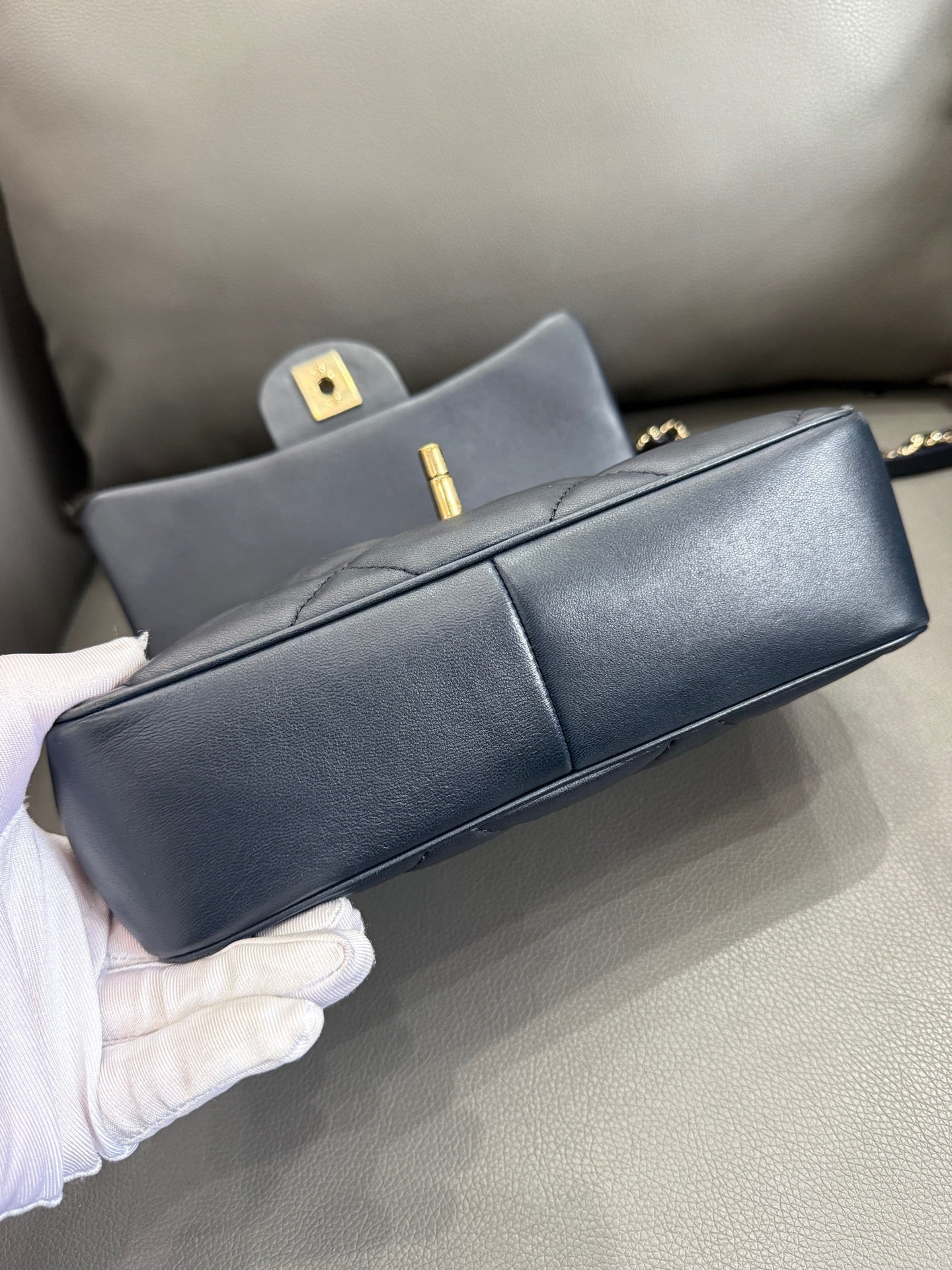 Chanel - Chanel 19 Top Handle Flap Bag - Lambskin leather - Navy Blue - (Small)