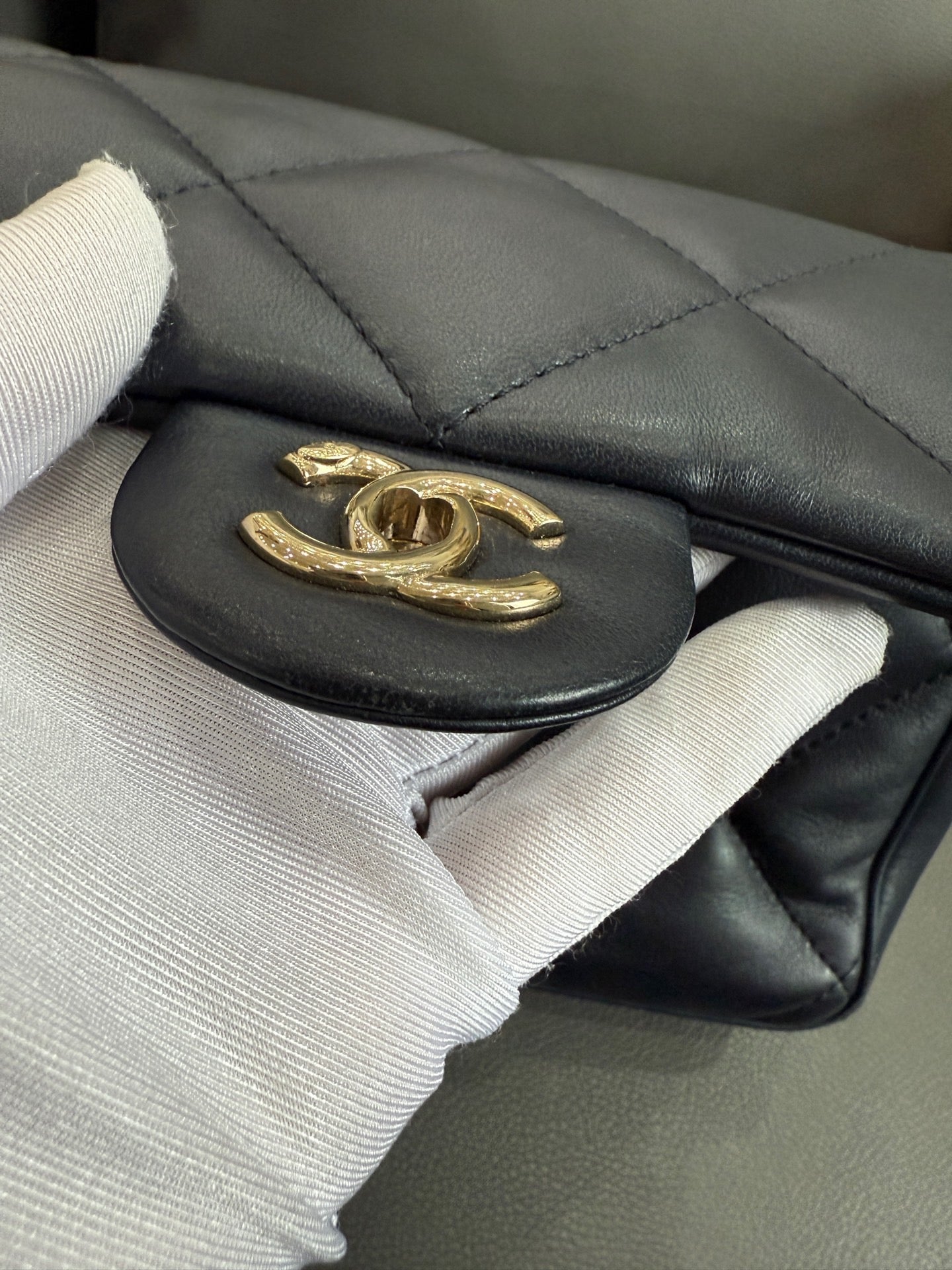 Chanel - Chanel 19 Top Handle Flap Bag - Lambskin leather - Navy Blue - (Small)