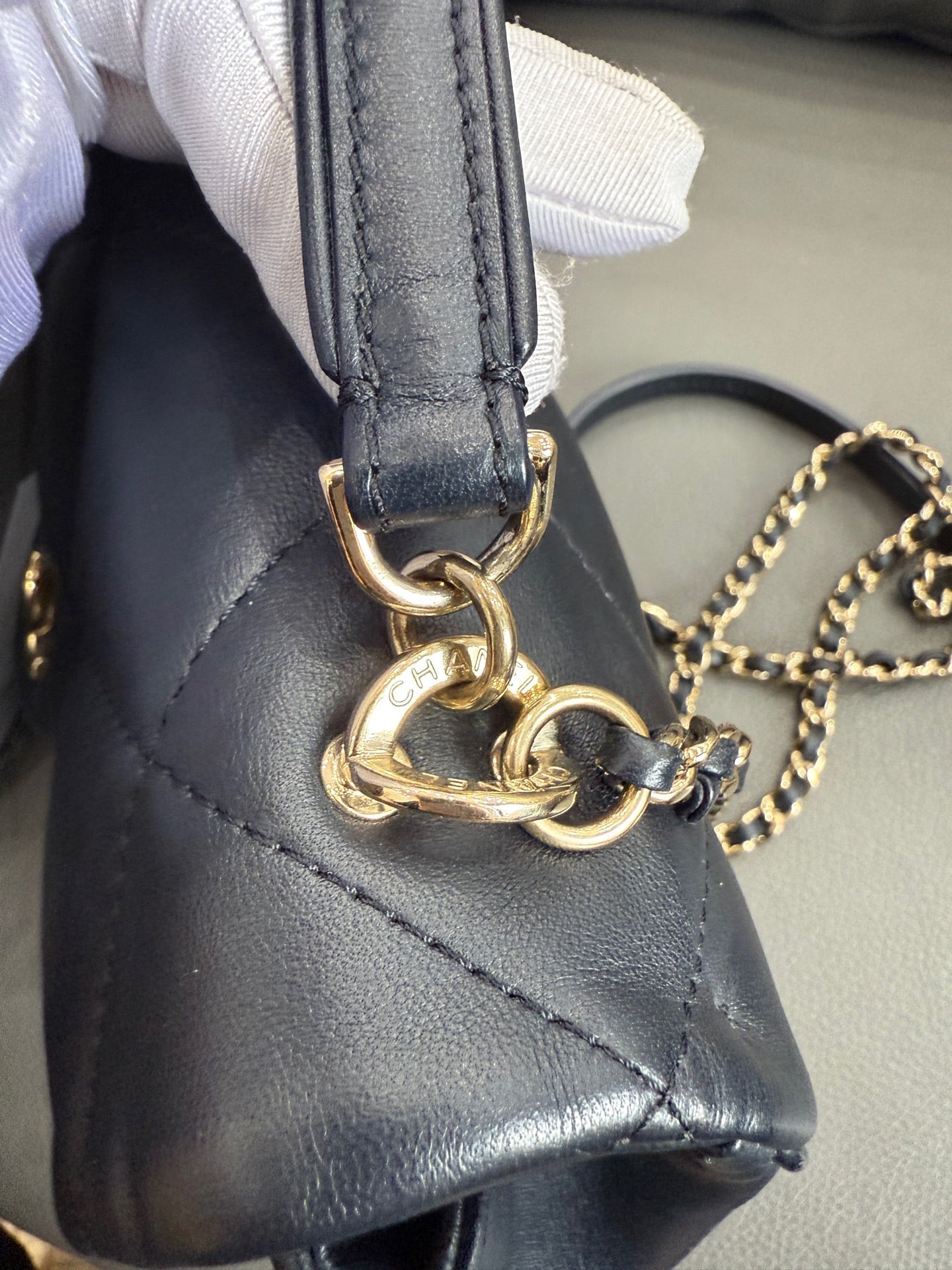 Chanel - Chanel 19 Top Handle Flap Bag - Lambskin leather - Navy Blue - (Small)