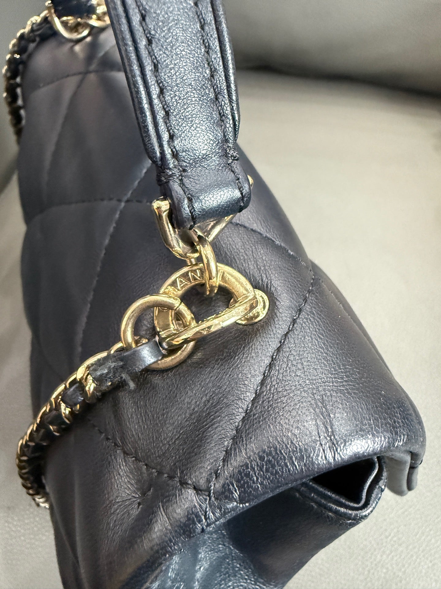 Chanel - Chanel 19 Top Handle Flap Bag - Lambskin leather - Navy Blue - (Small)
