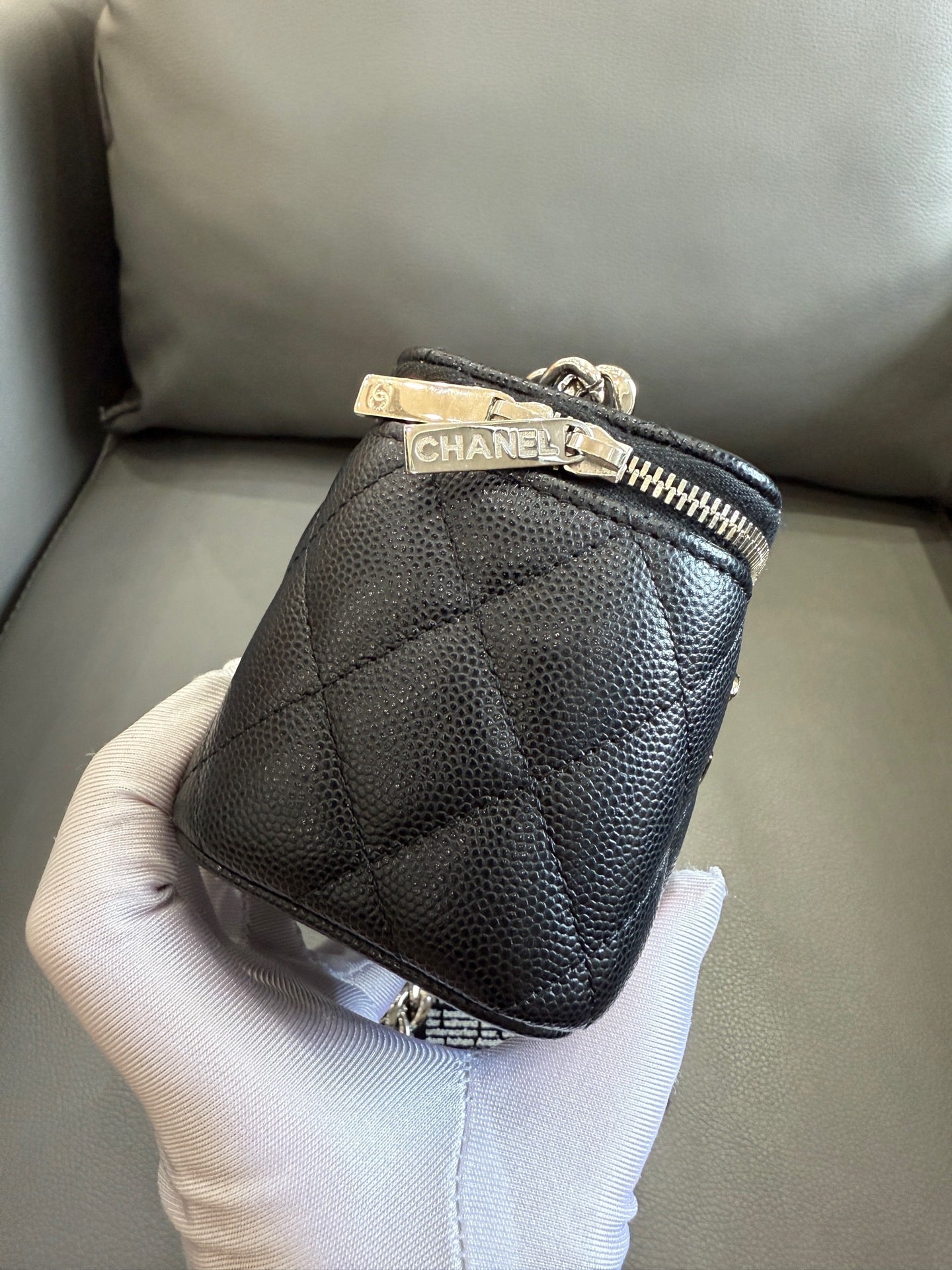 Chanel - 22S Enamel Chain Vanity Case - Caviar leather - Black with Silver-Tone Hardware - (Mini)