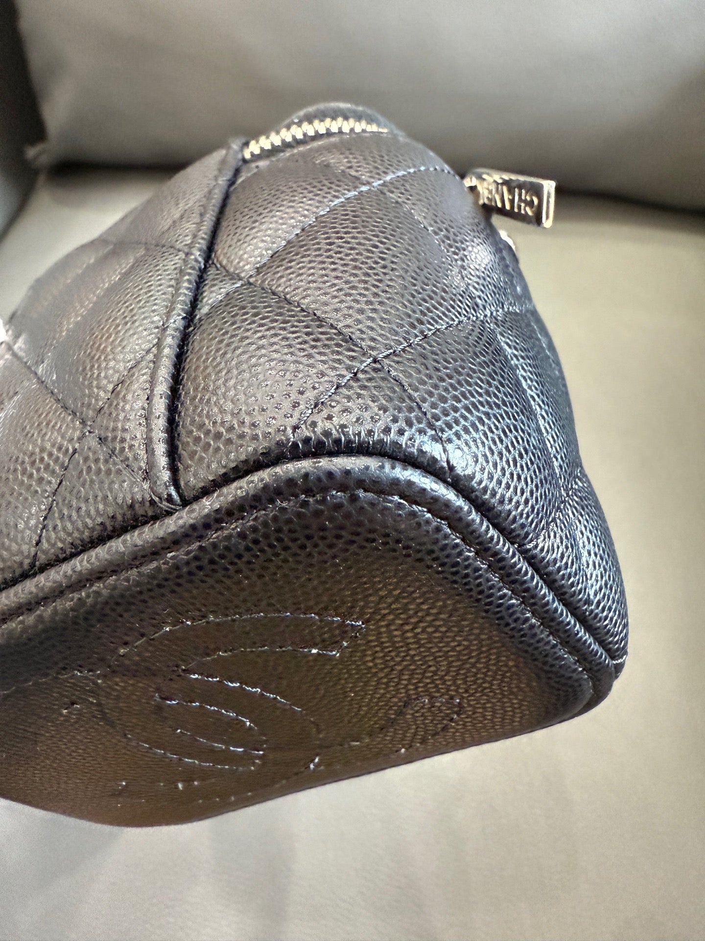 Chanel - 22S Enamel Chain Vanity Case - Caviar leather - Black with Silver-Tone Hardware - (Mini)