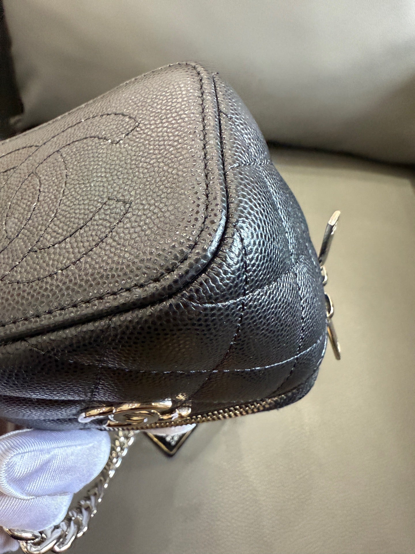 Chanel - 22S Enamel Chain Vanity Case - Caviar leather - Black with Silver-Tone Hardware - (Mini)