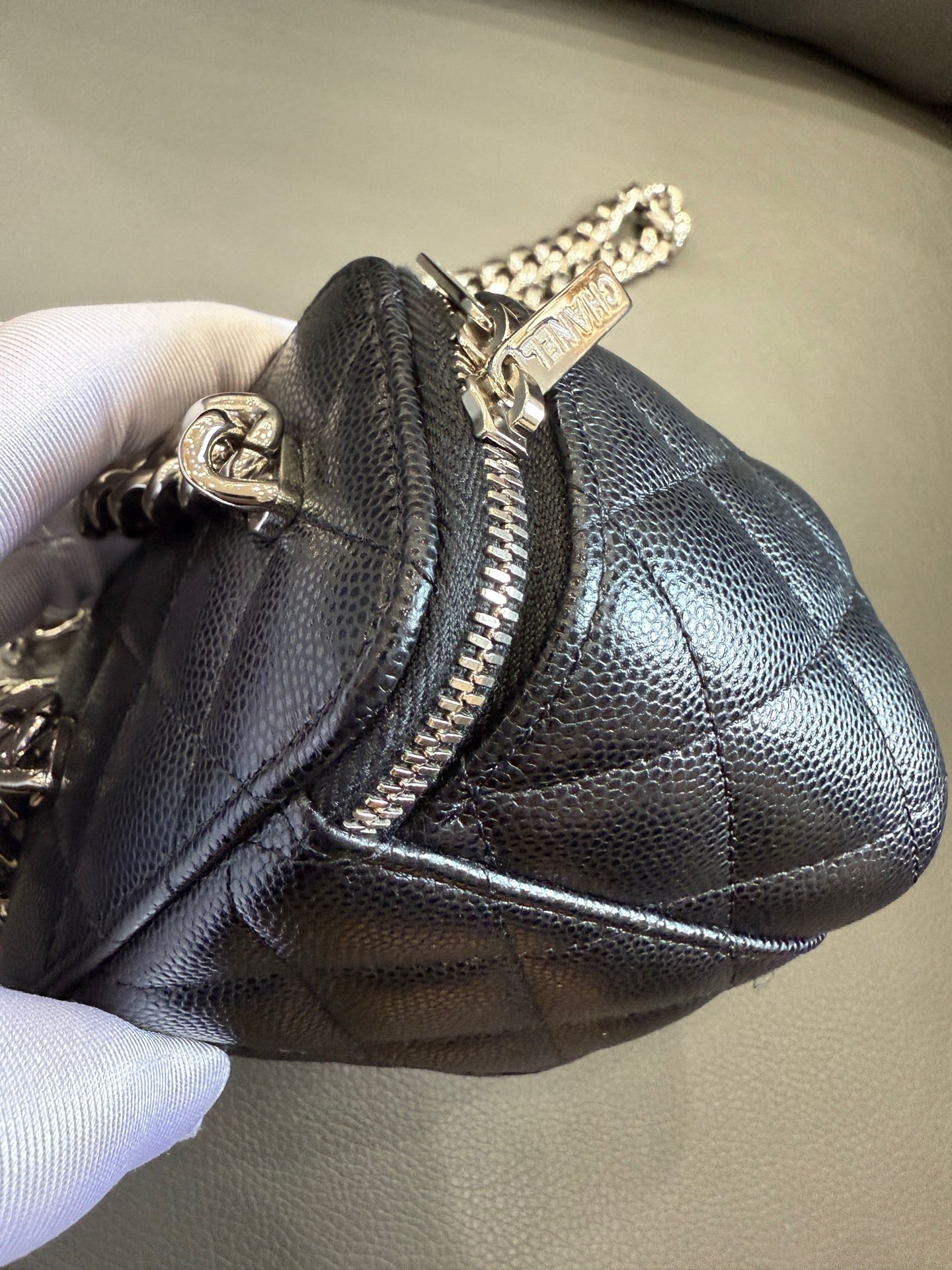 Chanel - 22S Enamel Chain Vanity Case - Caviar leather - Black with Silver-Tone Hardware - (Mini)
