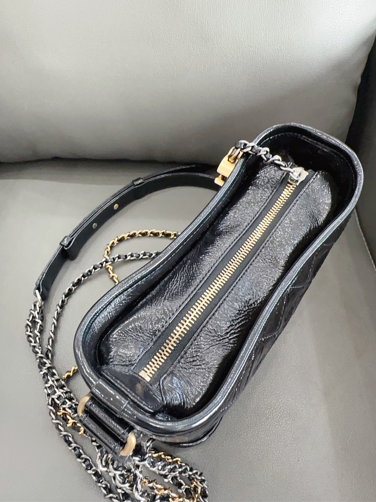 Chanel - Gabrielle Hobo Bag - Patent leather - Black - (small)