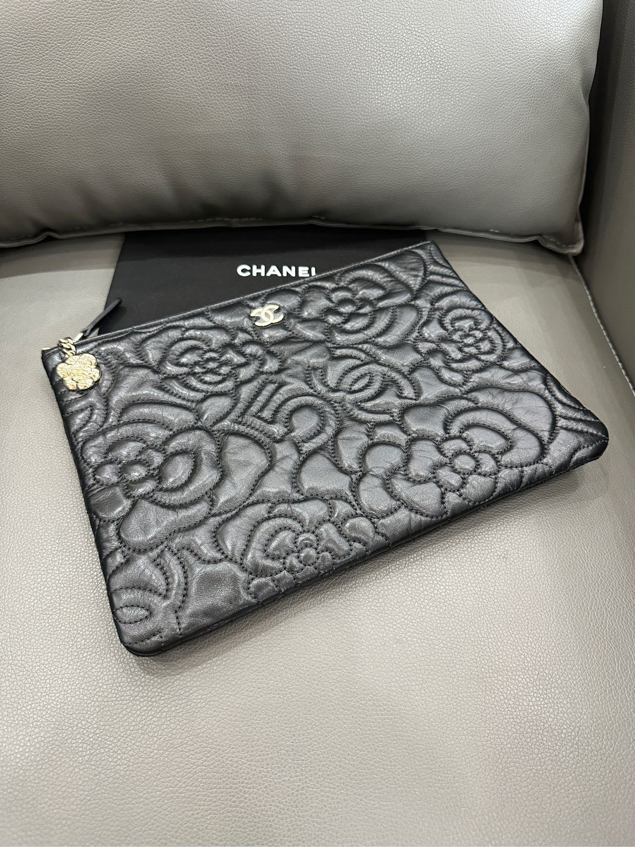Chanel - Camellia N°5 Clutch - Leather - Black - (Medium)