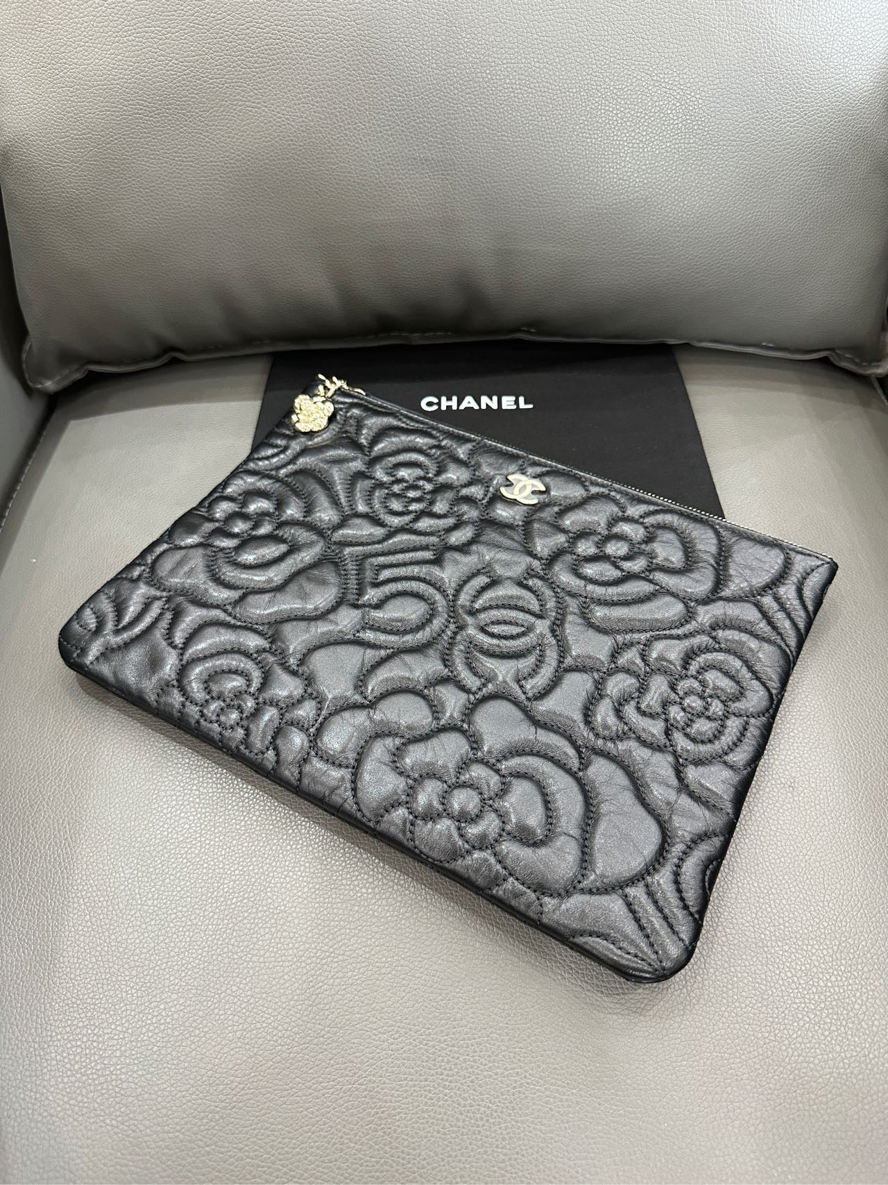 Chanel - Camellia N°5 Clutch - Leather - Black - (Medium)