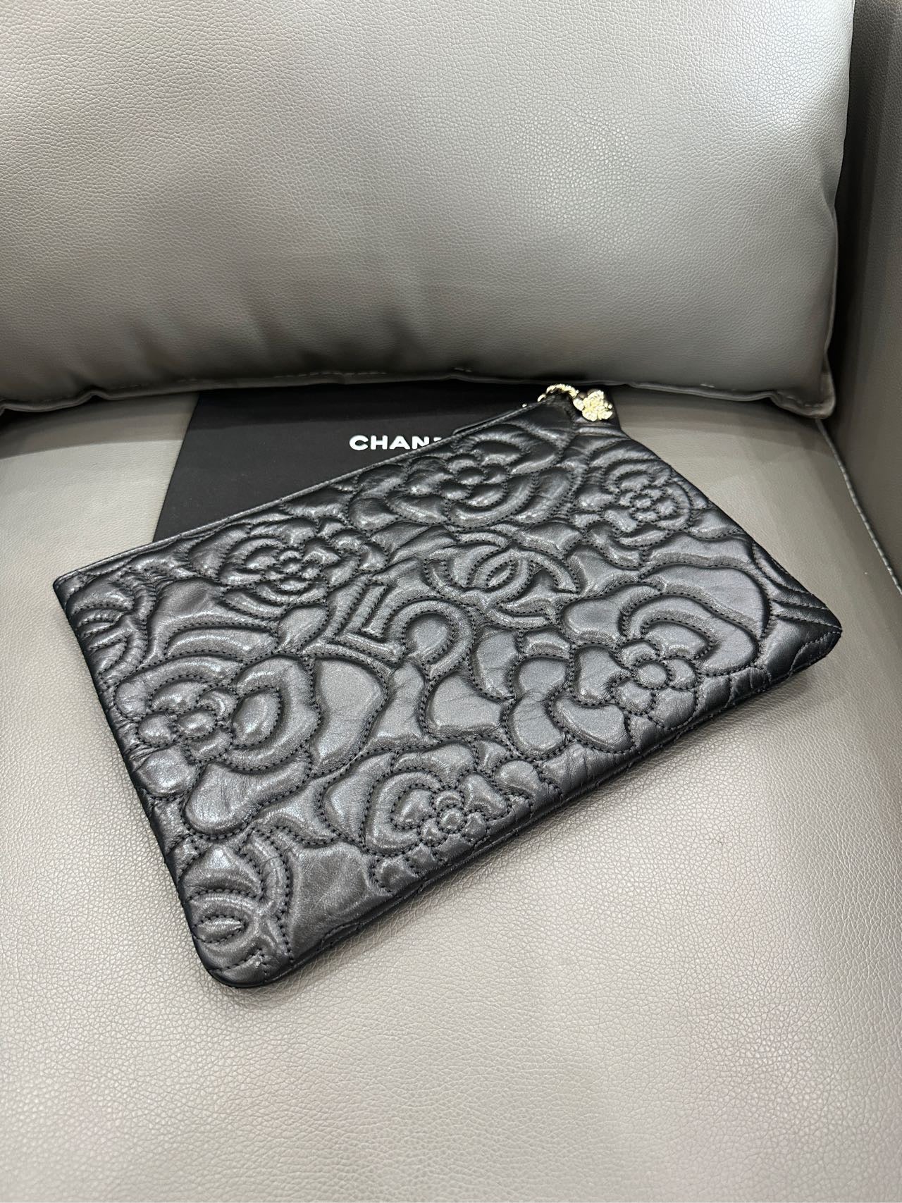 Chanel - Camellia N°5 Clutch - Leather - Black - (Medium)