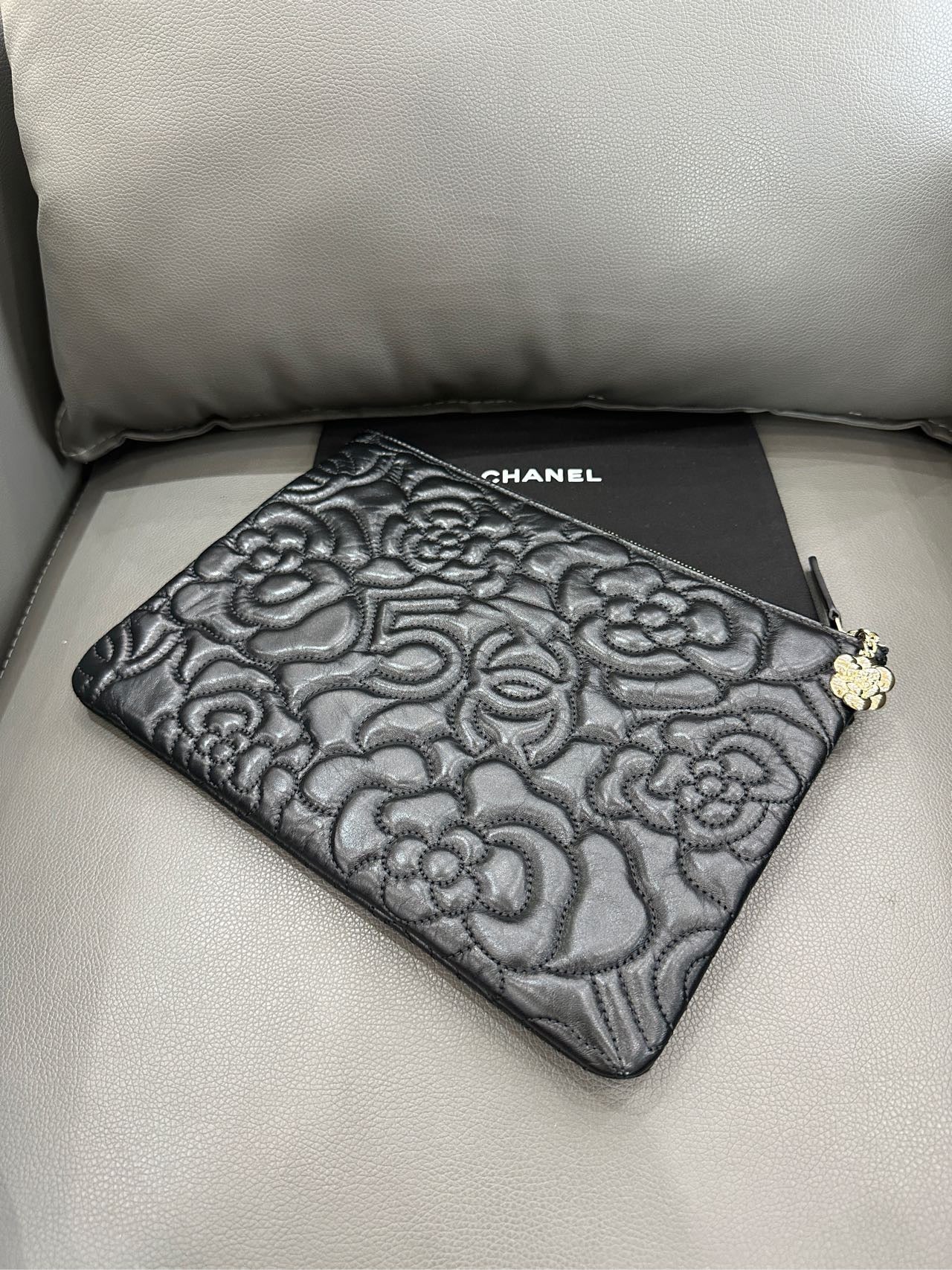 Chanel - Camellia N°5 Clutch - Leather - Black - (Medium)