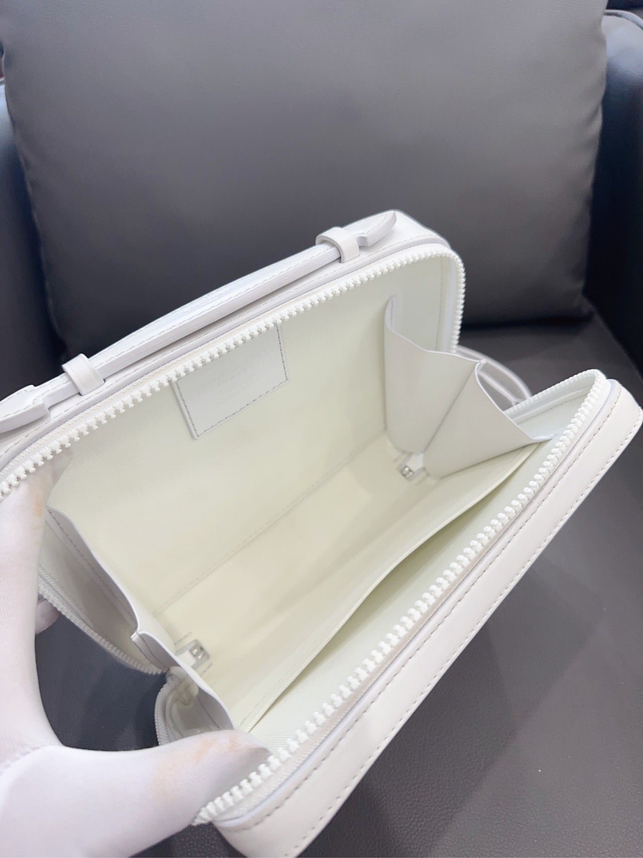 Louis Vuitton - Soft Trunk - Embossed leather - White - (small)