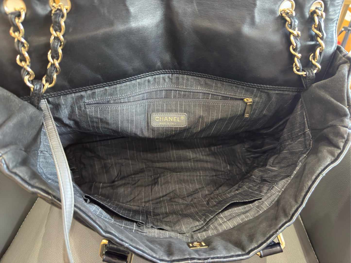Chanel - Chain Around Tote - Aged calfskin leather (oiled wax leather) - Black - (Large)