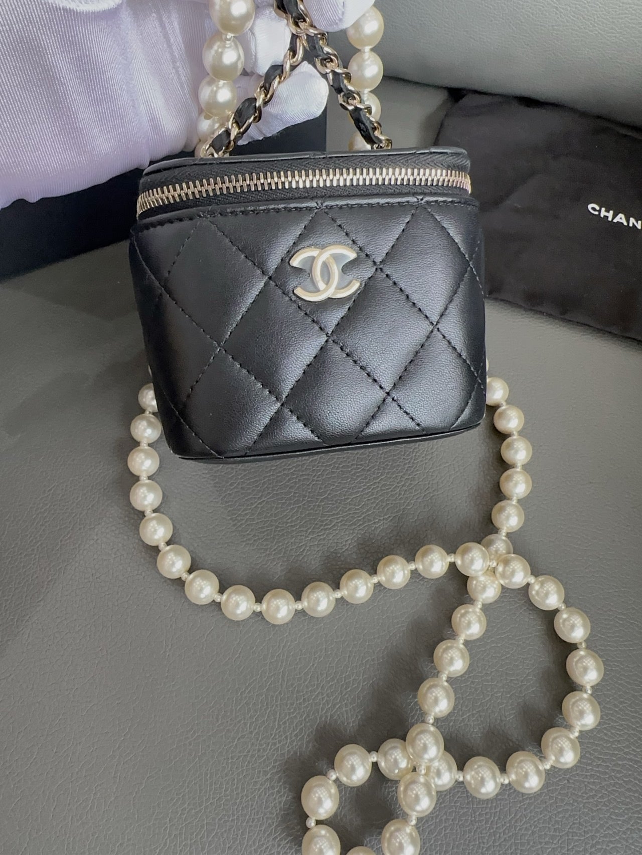 Chanel - Pearl Chain Vanity Case - Lambskin leather - Black - (mini)