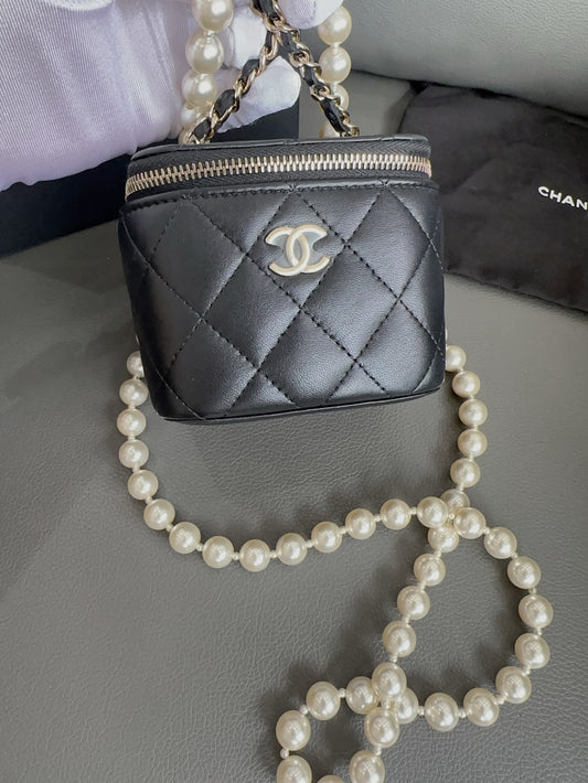Chanel - Pearl Chain Vanity Case - Lambskin leather - Black - (mini)