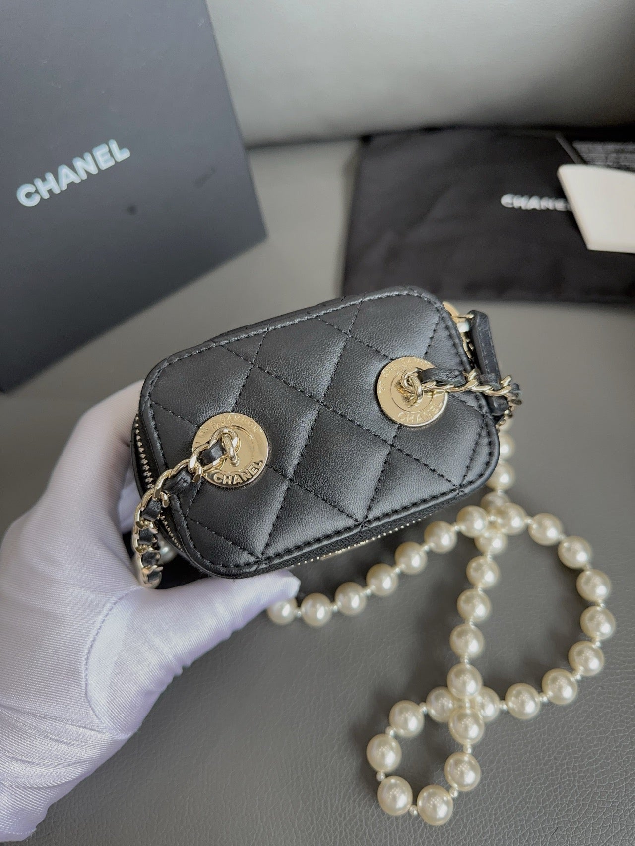 Chanel - Pearl Chain Vanity Case - Lambskin leather - Black - (mini)