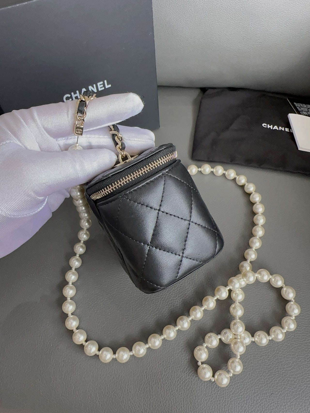 Chanel - Pearl Chain Vanity Case - Lambskin leather - Black - (mini)